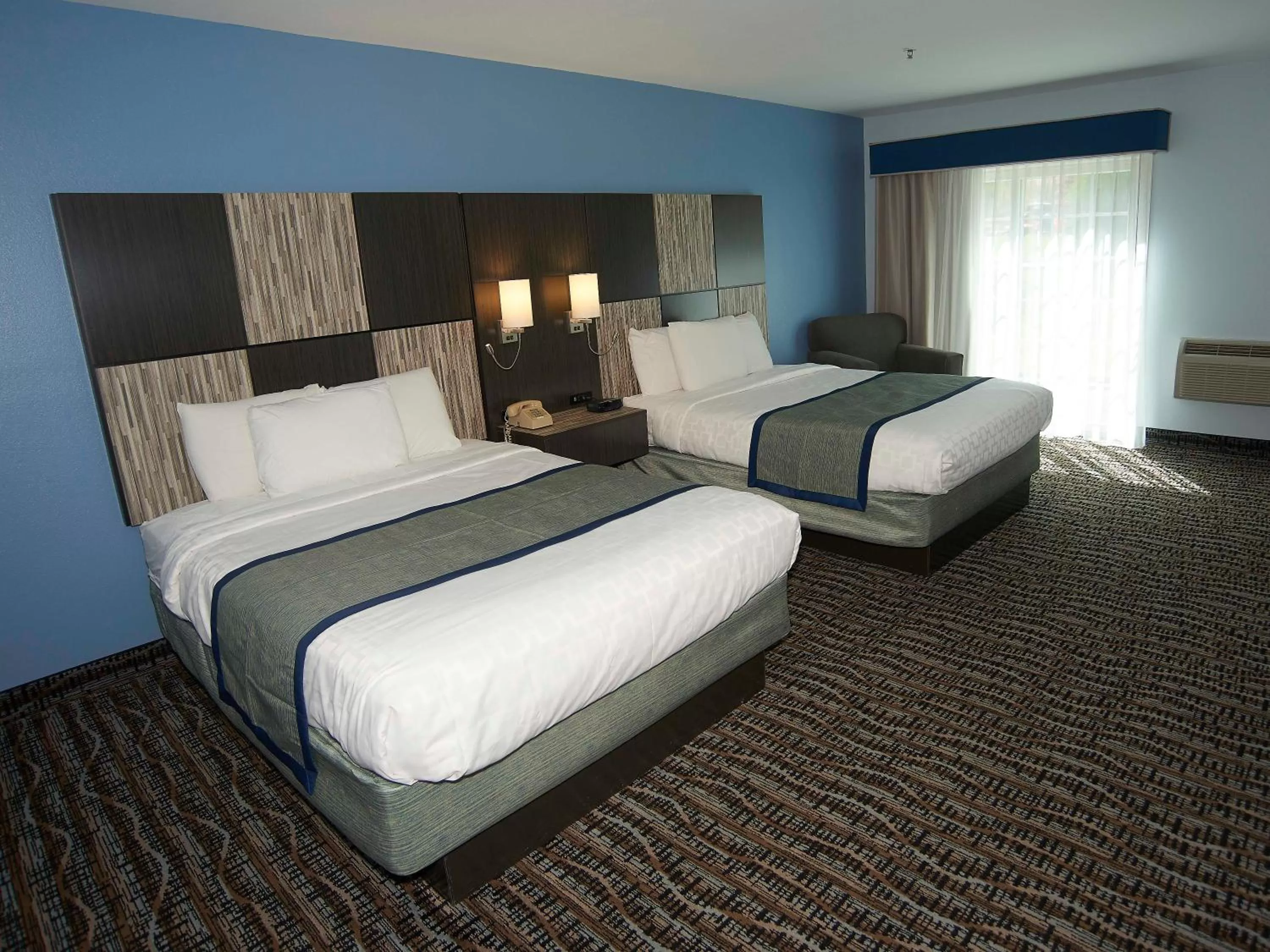 Kitchen or kitchenette, Bed in Sandwich Lodge & Resort