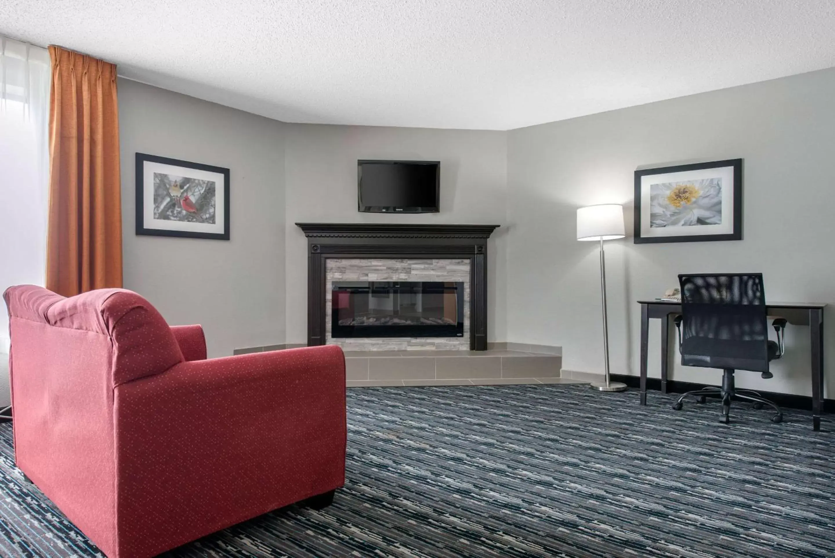 Photo of the whole room, Seating Area in Quality Inn Indianapolis-Brownsburg - Indianapolis West