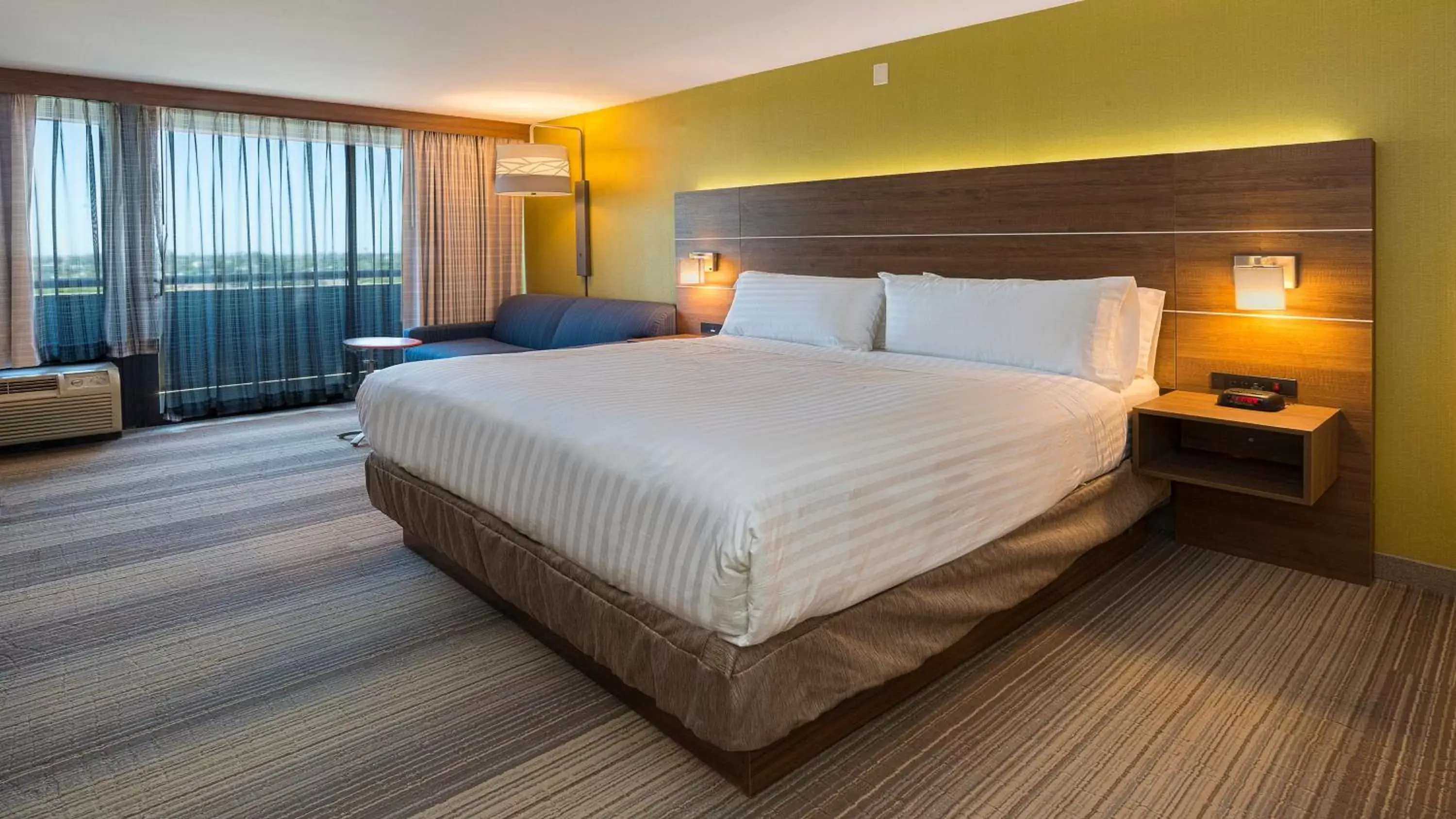 Photo of the whole room, Bed in Holiday Inn Express Fullerton-Anaheim, an IHG Hotel