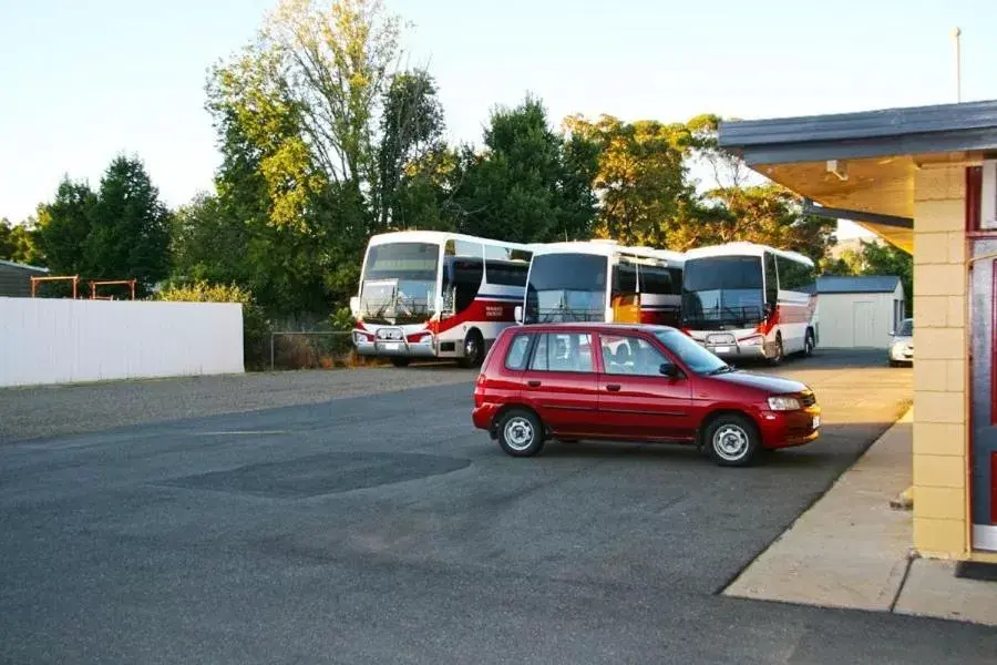 Parking, Property Building in Cootamundra Gardens Motel