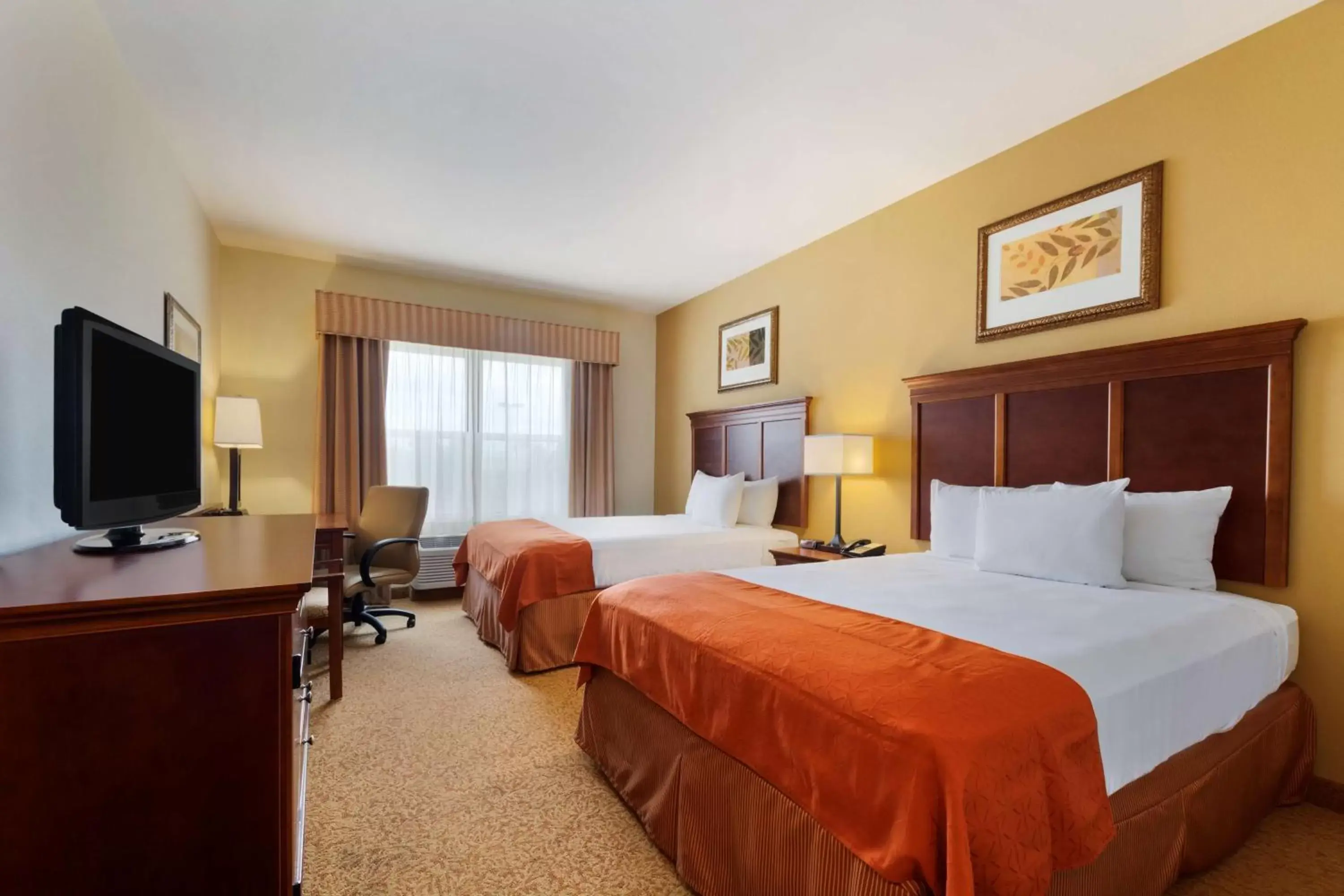 Photo of the whole room, Bed in Country Inn & Suites by Radisson, Texarkana, TX