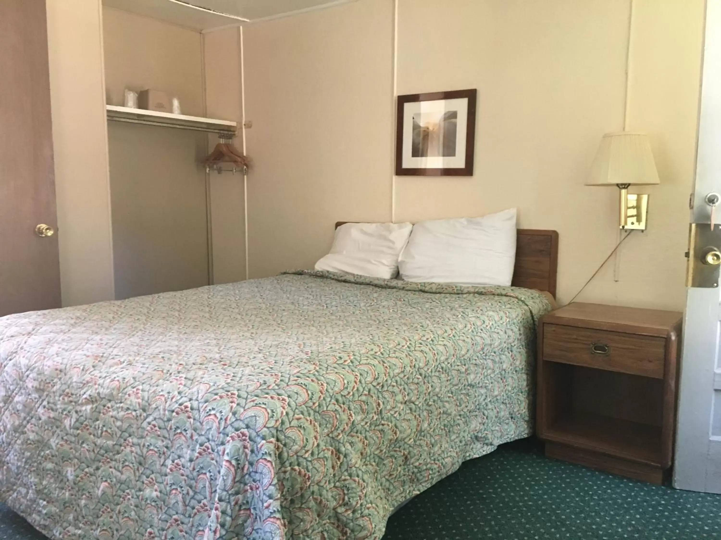 Bedroom, Bed in Plantation Motel