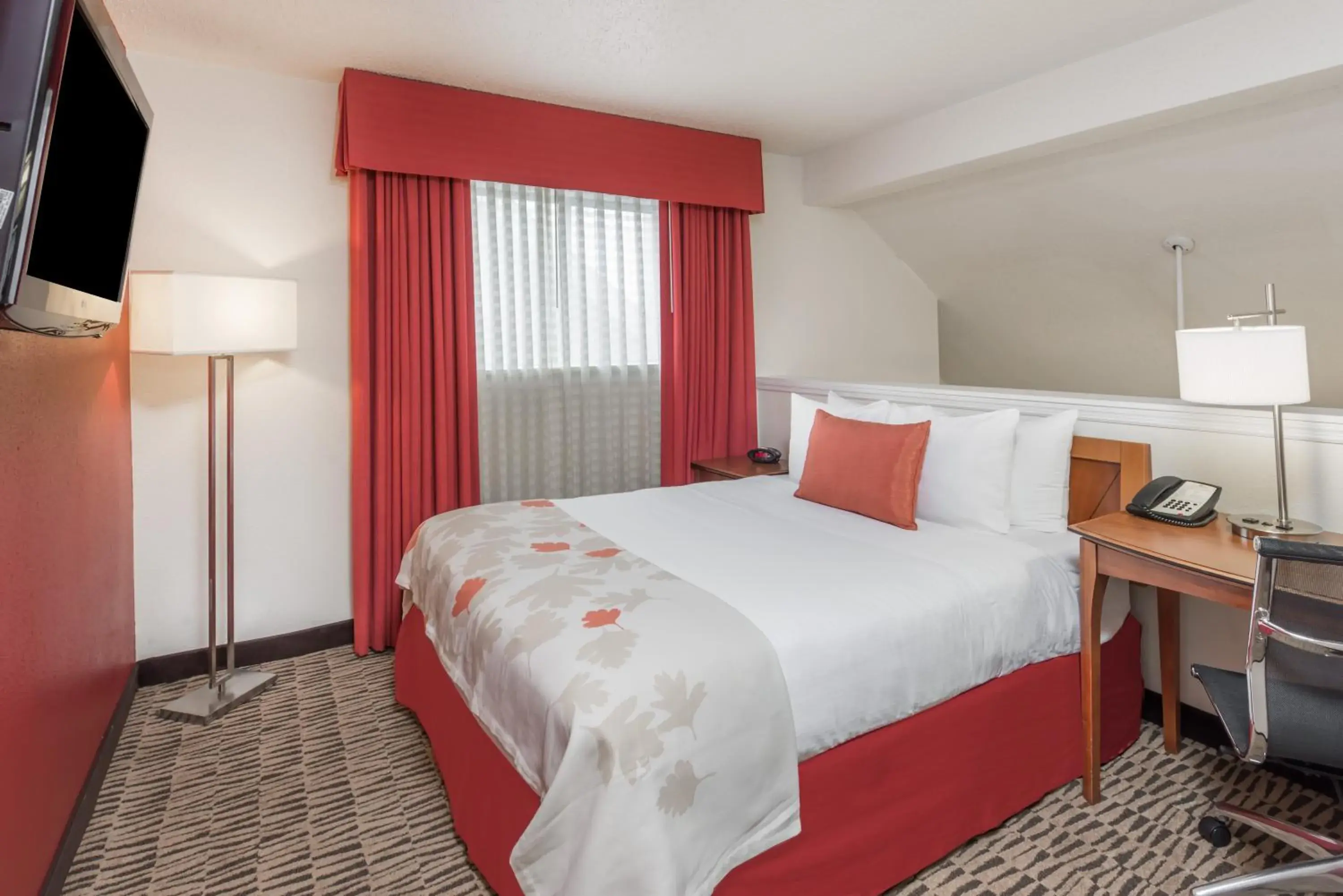 Bed in Craigshire Suites St Louis Westport Plaza