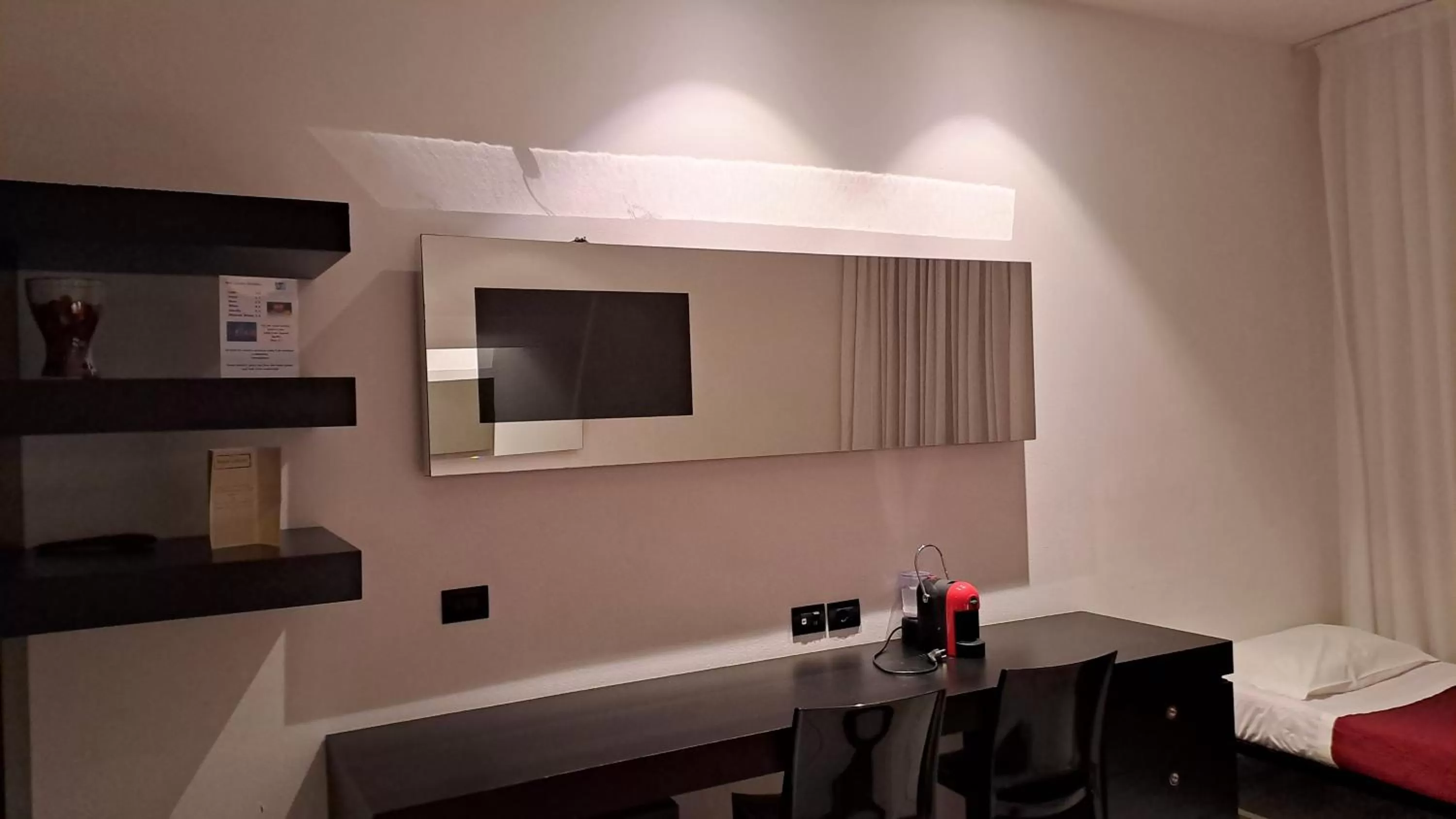 Photo of the whole room, Bed in Blue Shades Hotel