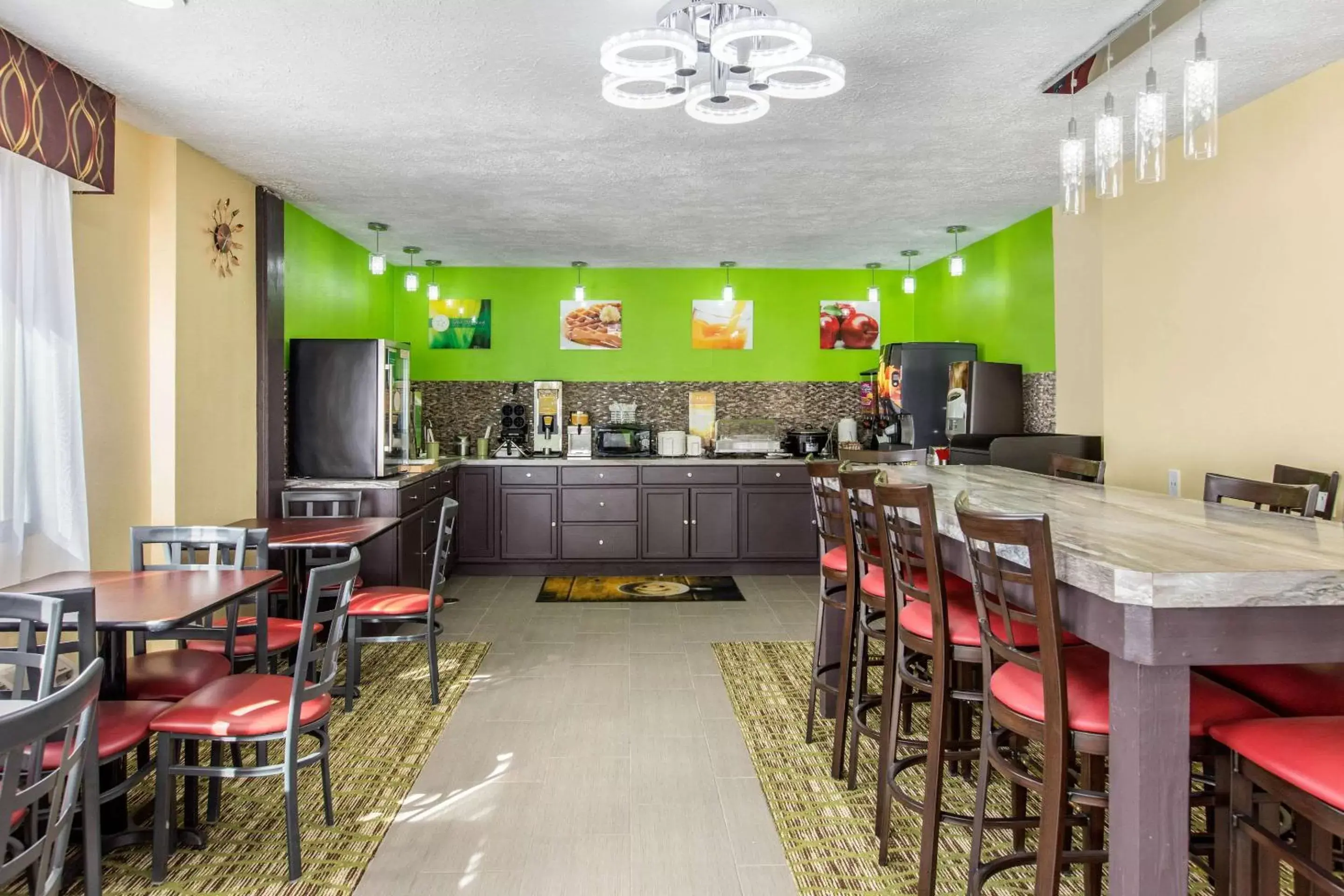 Restaurant/Places to Eat in Quality Inn Grand Rapids Near Downtown