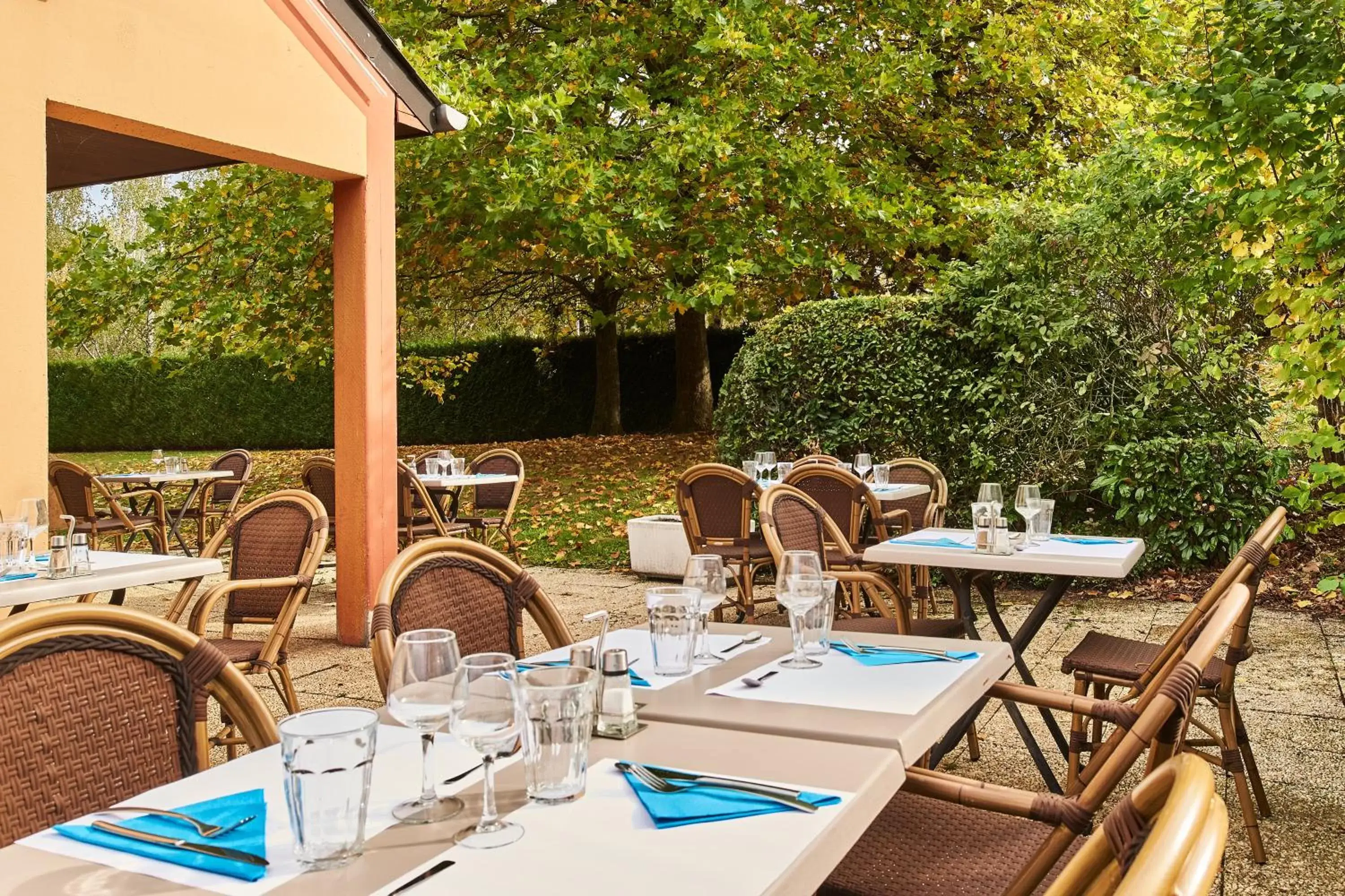 Patio, Restaurant/Places to Eat in Kyriad Direct Evreux