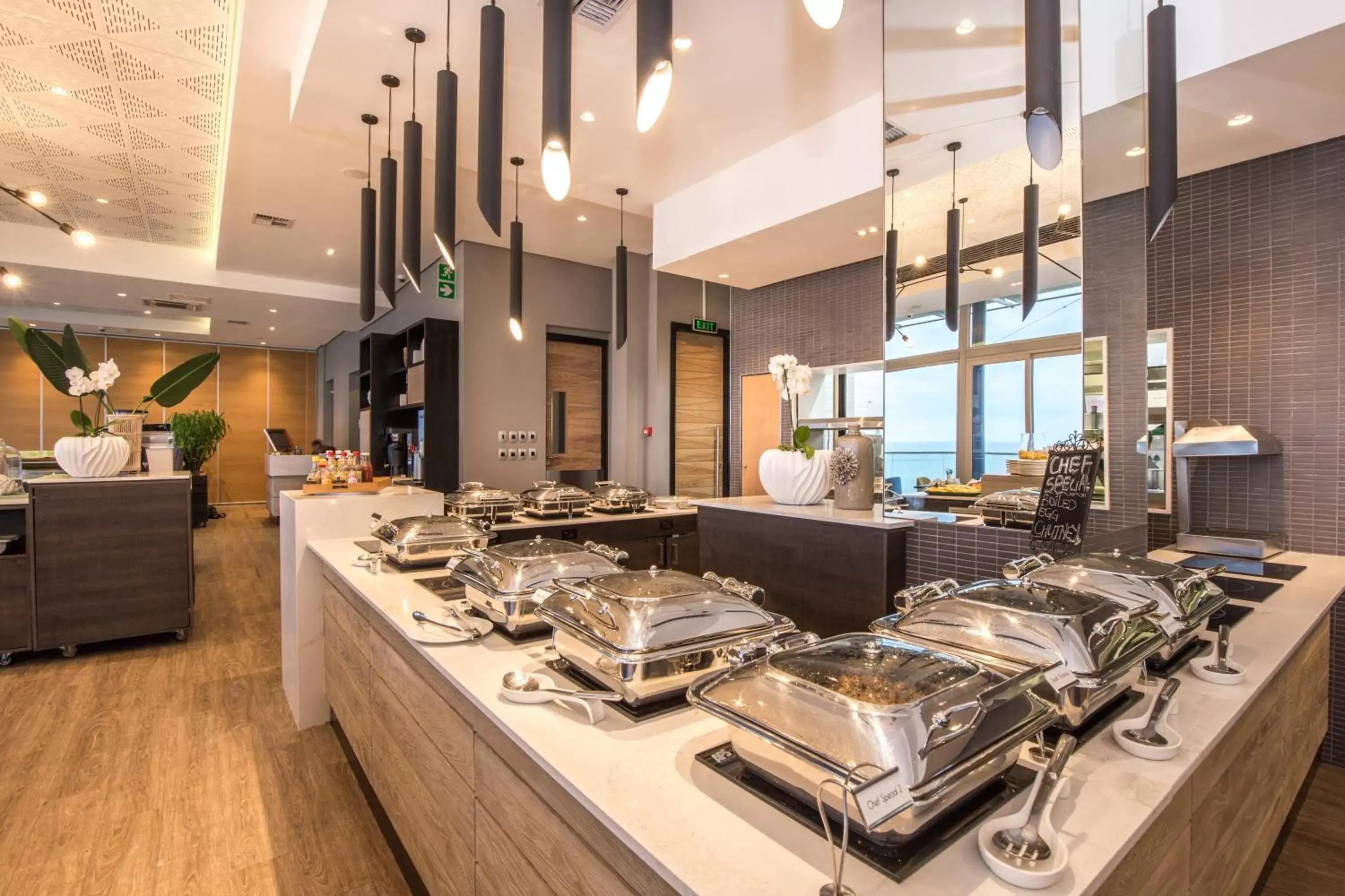 Restaurant/Places to Eat in Belaire Suites Hotel