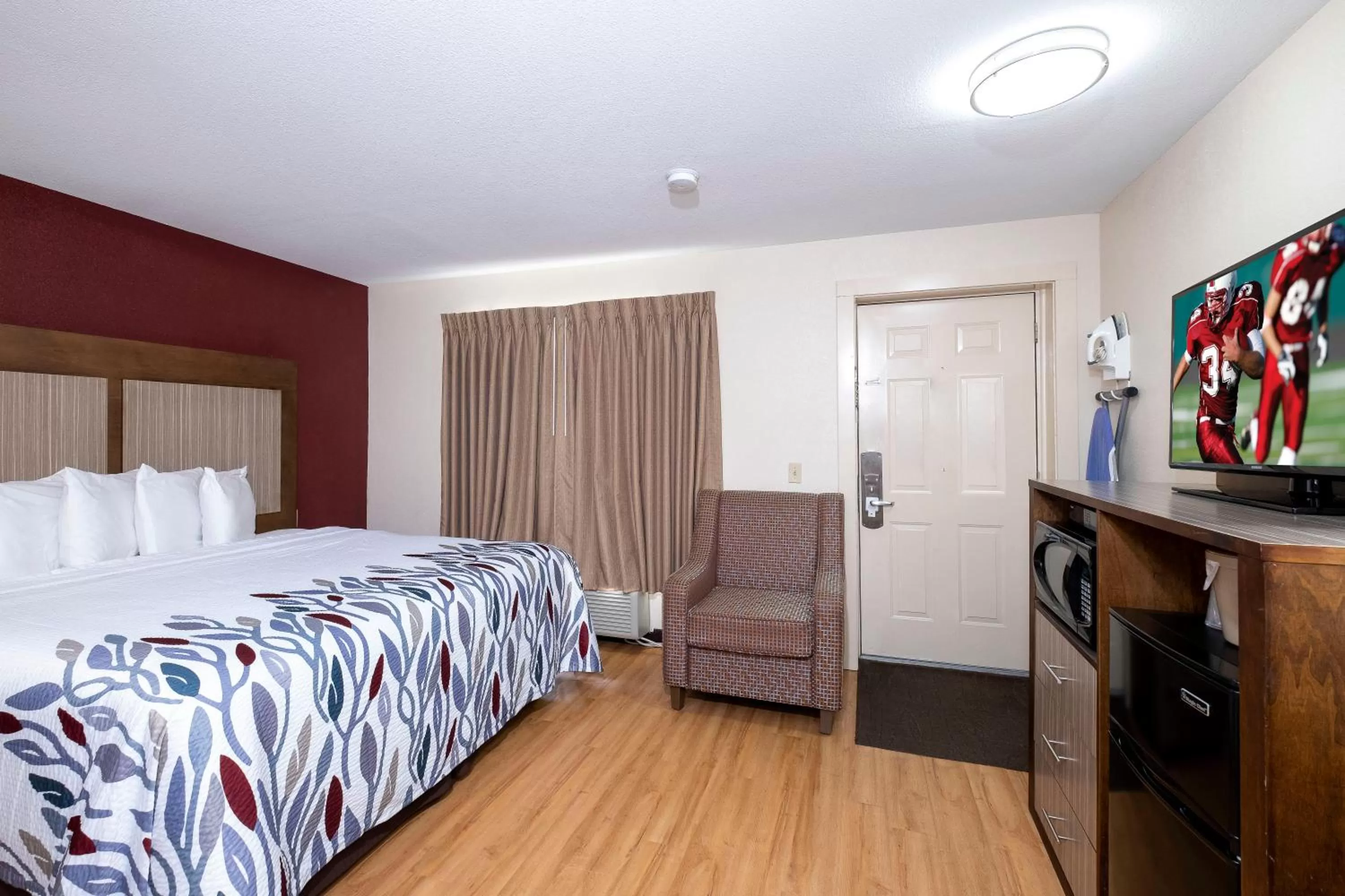 Bedroom, Bed in Red Roof Inn Neptune - Jersey Shore