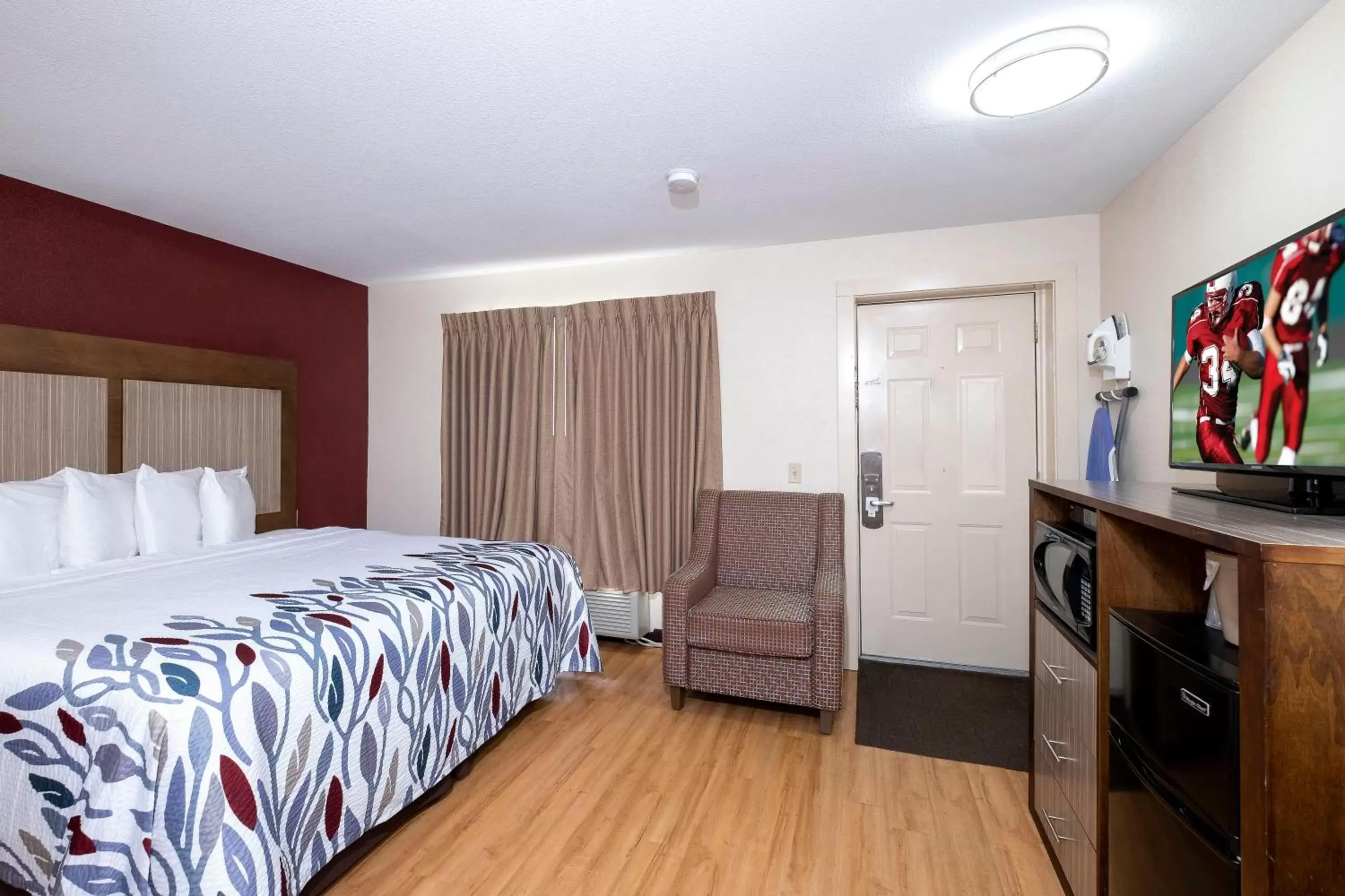 Bedroom, Bed in Red Roof Inn Neptune - Jersey Shore Bedroom, Bed in Red Roof Inn Neptune - Jersey Shore