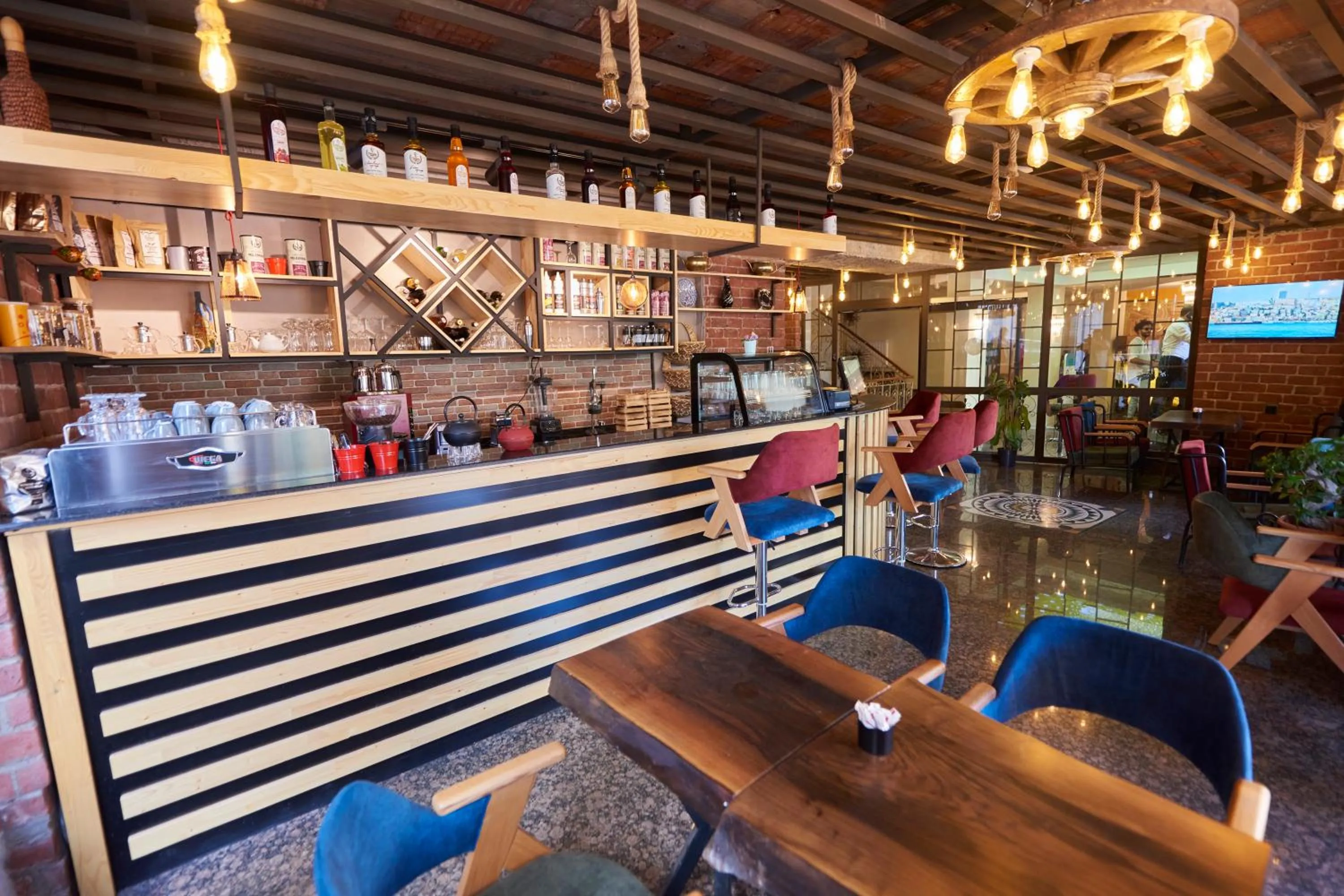 Restaurant/places to eat in Sunlight Hotel