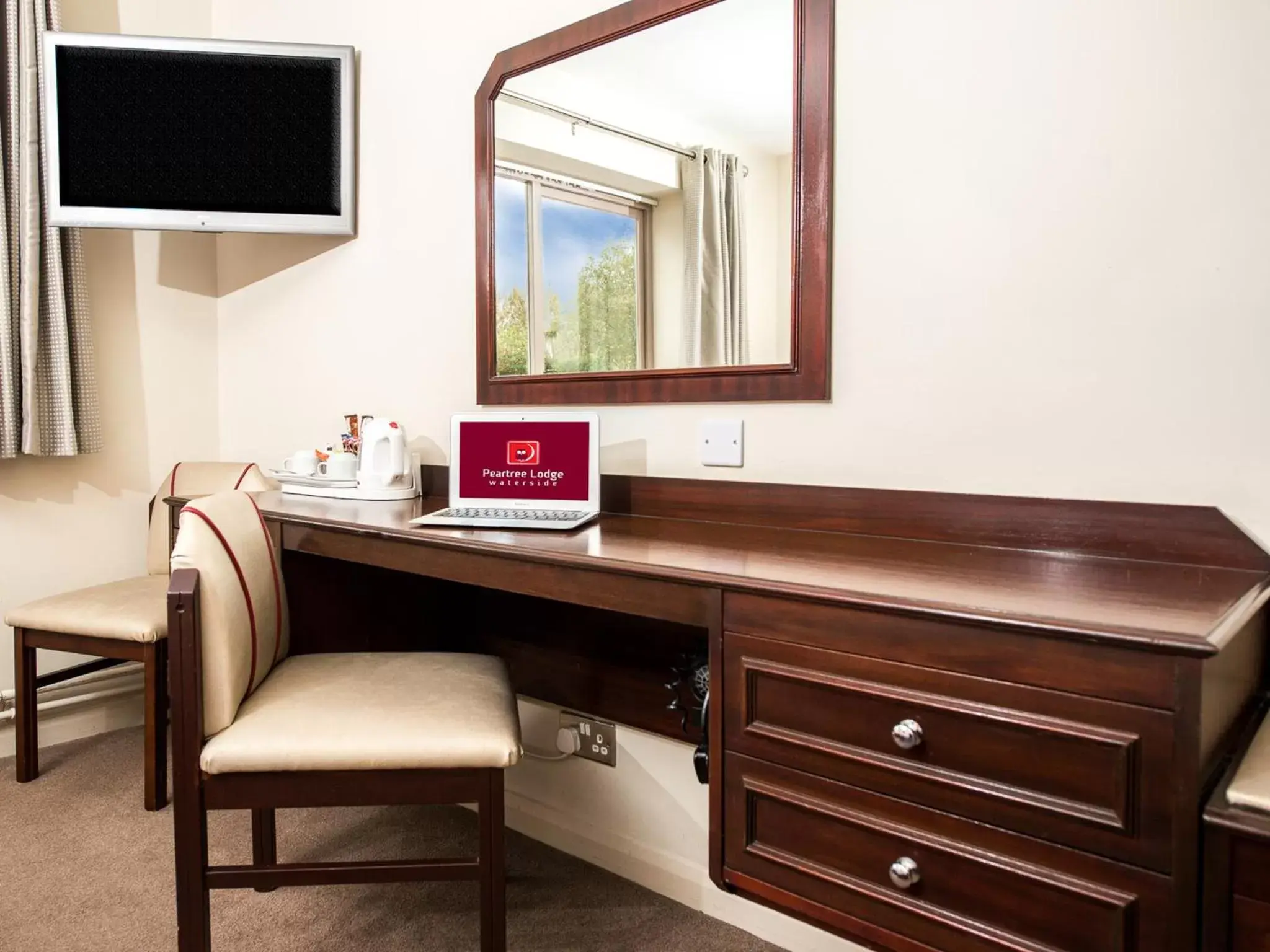 Coffee/tea facilities in Peartree Lodge Waterside Coffee/tea facilities in Peartree Lodge Waterside