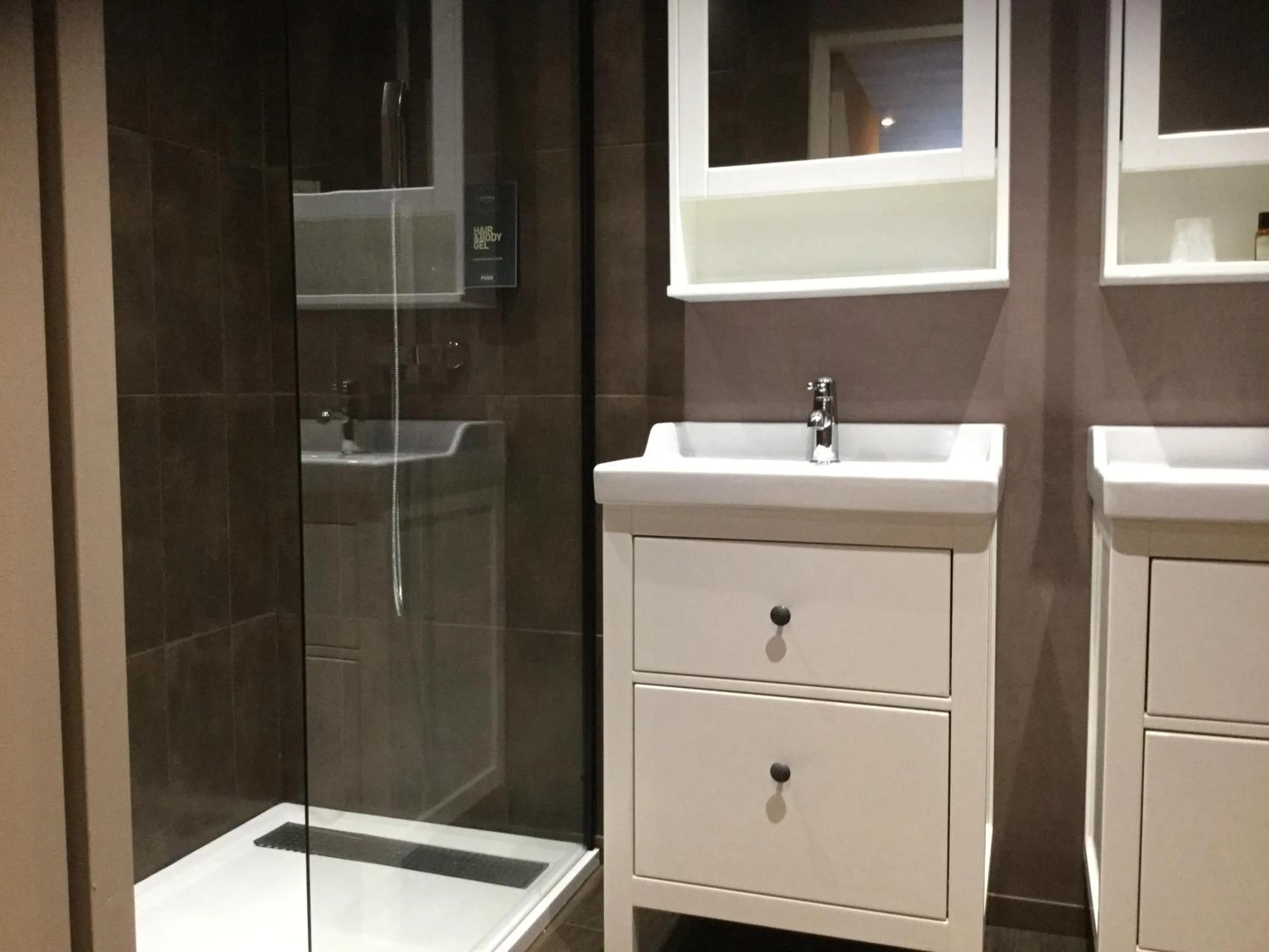 Shower in Hôtel du Commerce