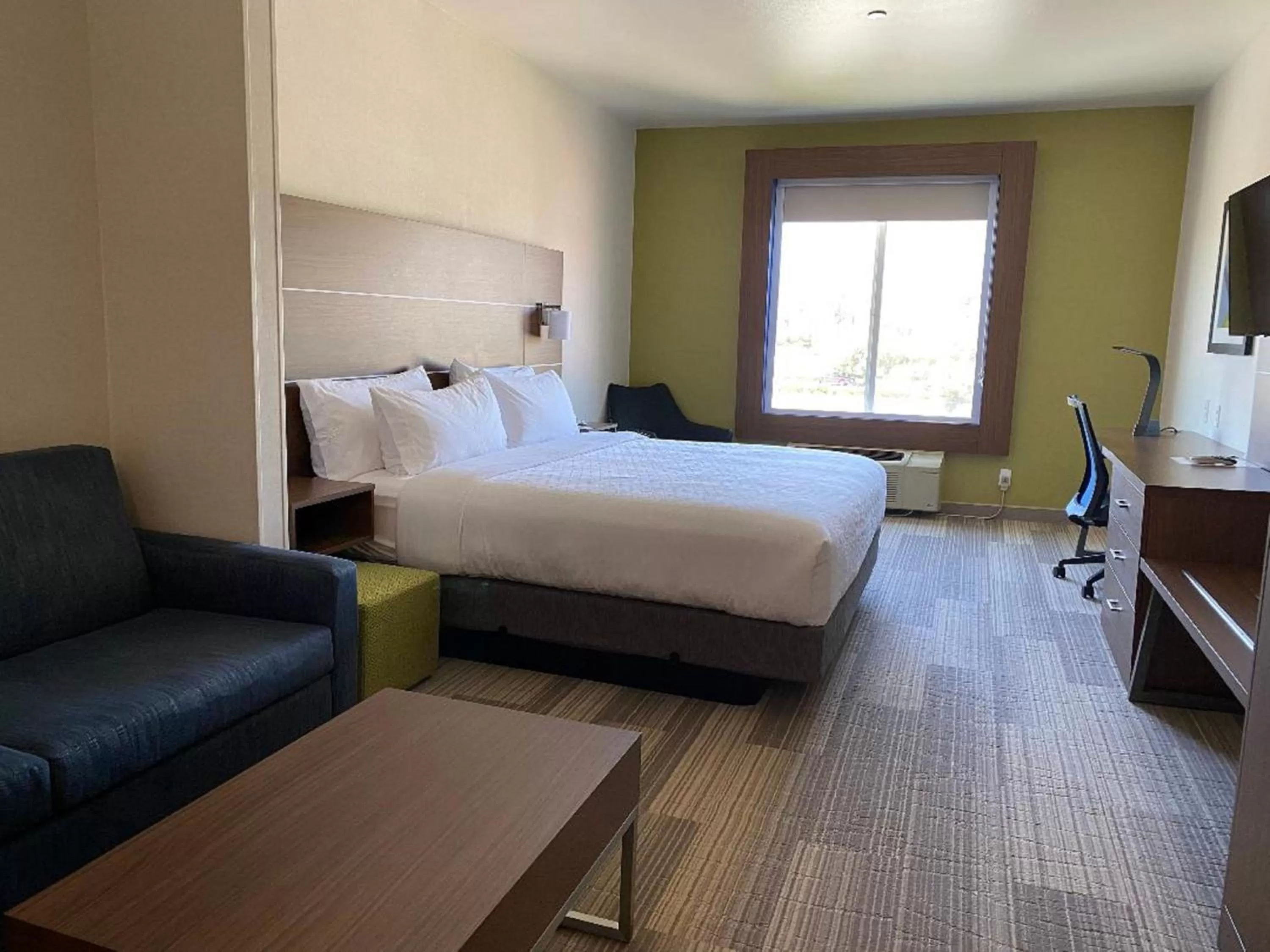 Bedroom, Bed in Holiday Inn Express & Suites Beaumont - Oak Valley by IHG