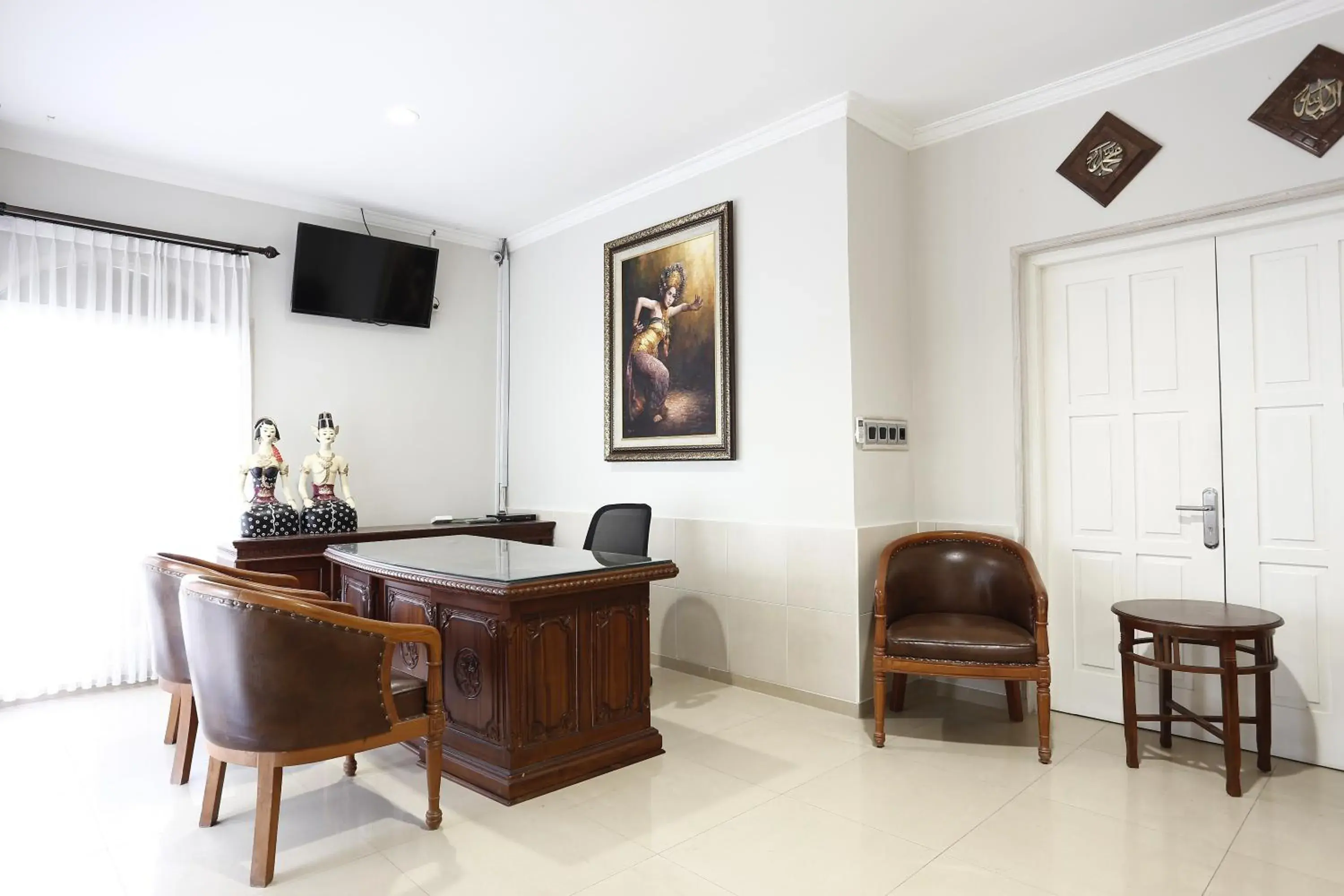 Lobby or reception, TV/Entertainment Center in RedDoorz Plus near Adisucipto Airport 2