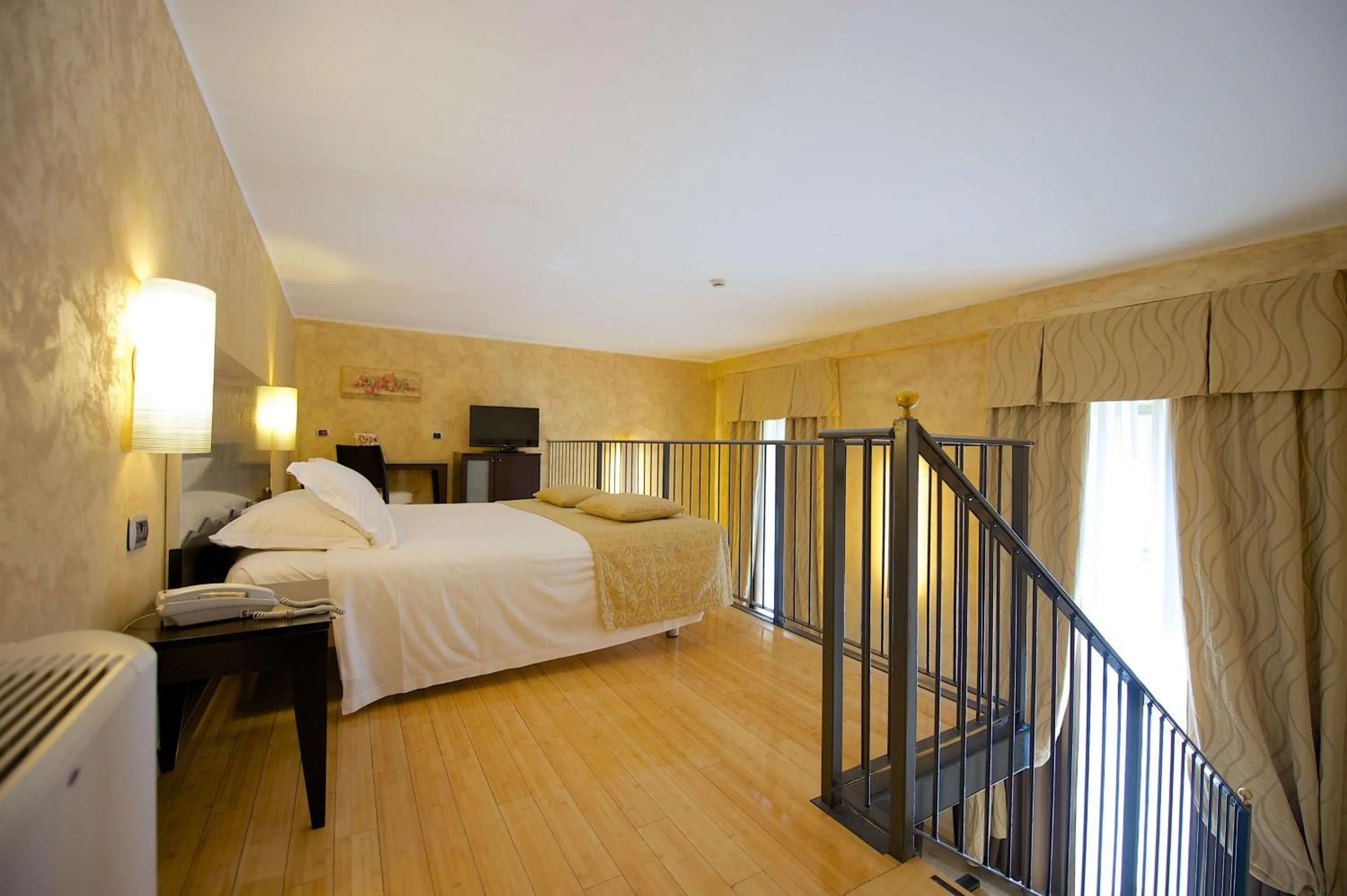 TV and multimedia, Bed in Best Western Crystal Palace Hotel