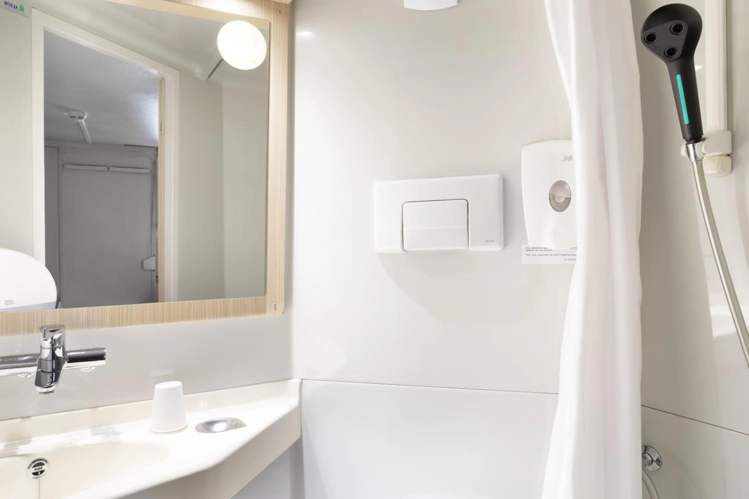 Bathroom in Première Classe Châlons-en-Champagne