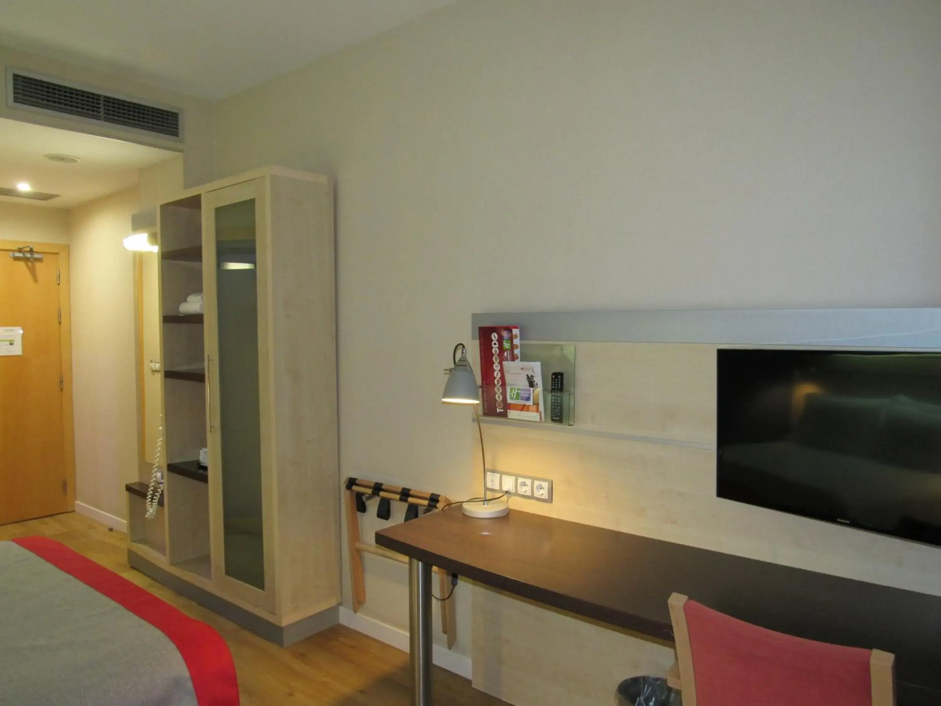 TV and multimedia, TV/Entertainment Center in Holiday Inn Express Madrid-Getafe