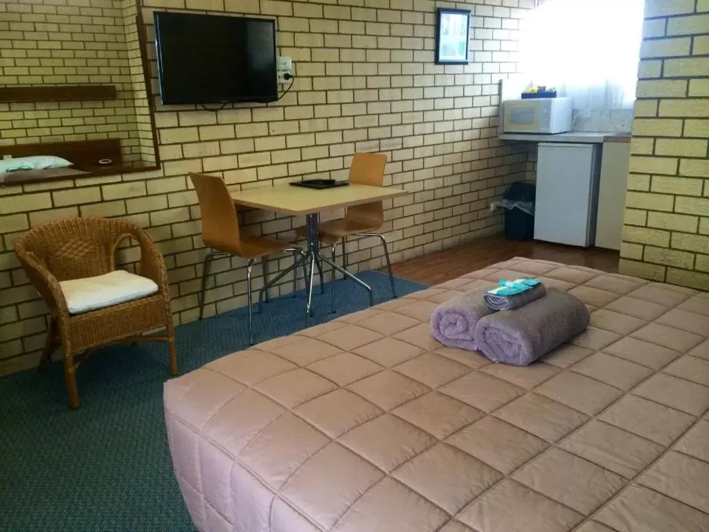 Photo of the whole room, Seating Area in Coastal Comfort Motel