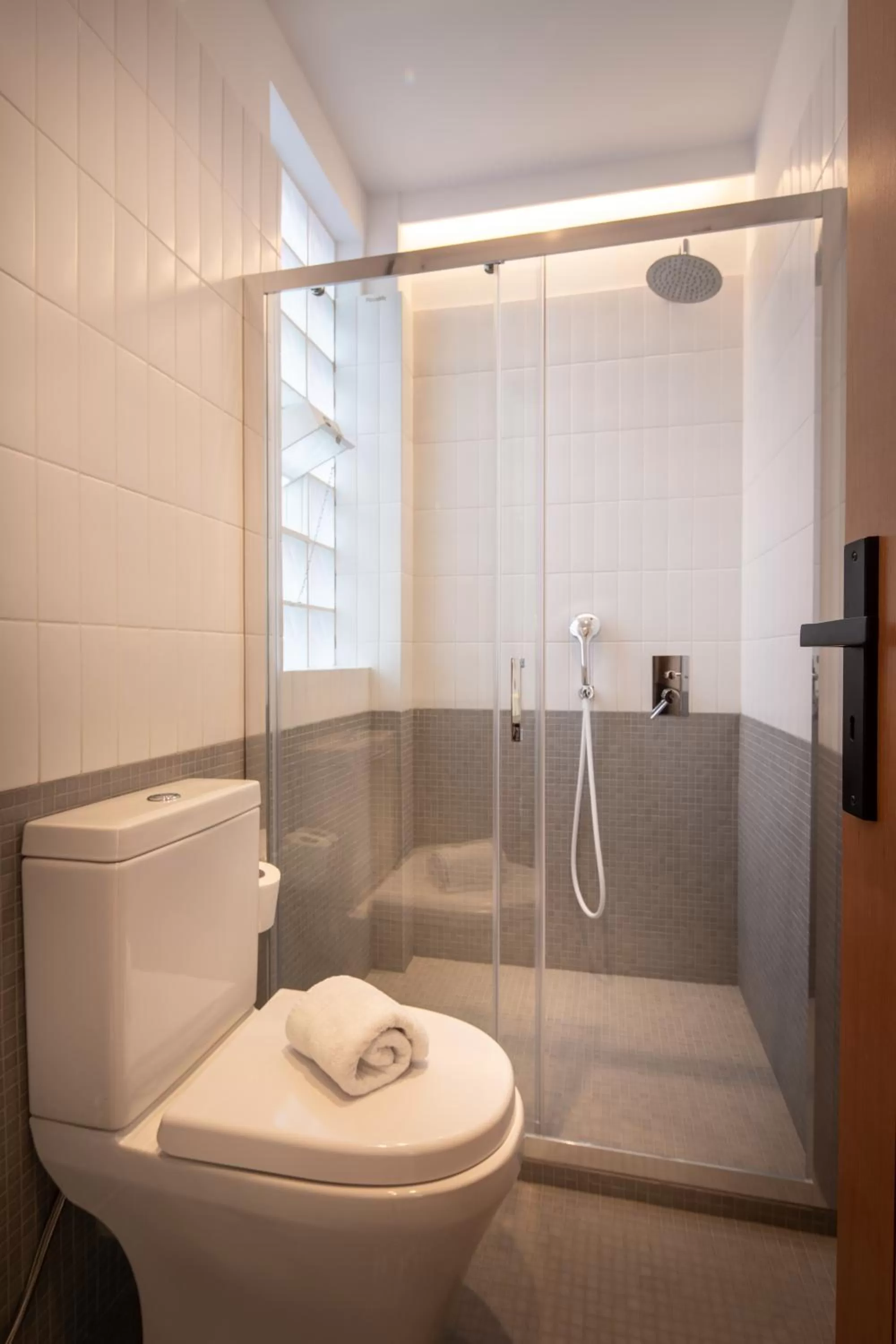 Shower in PAREA Athens