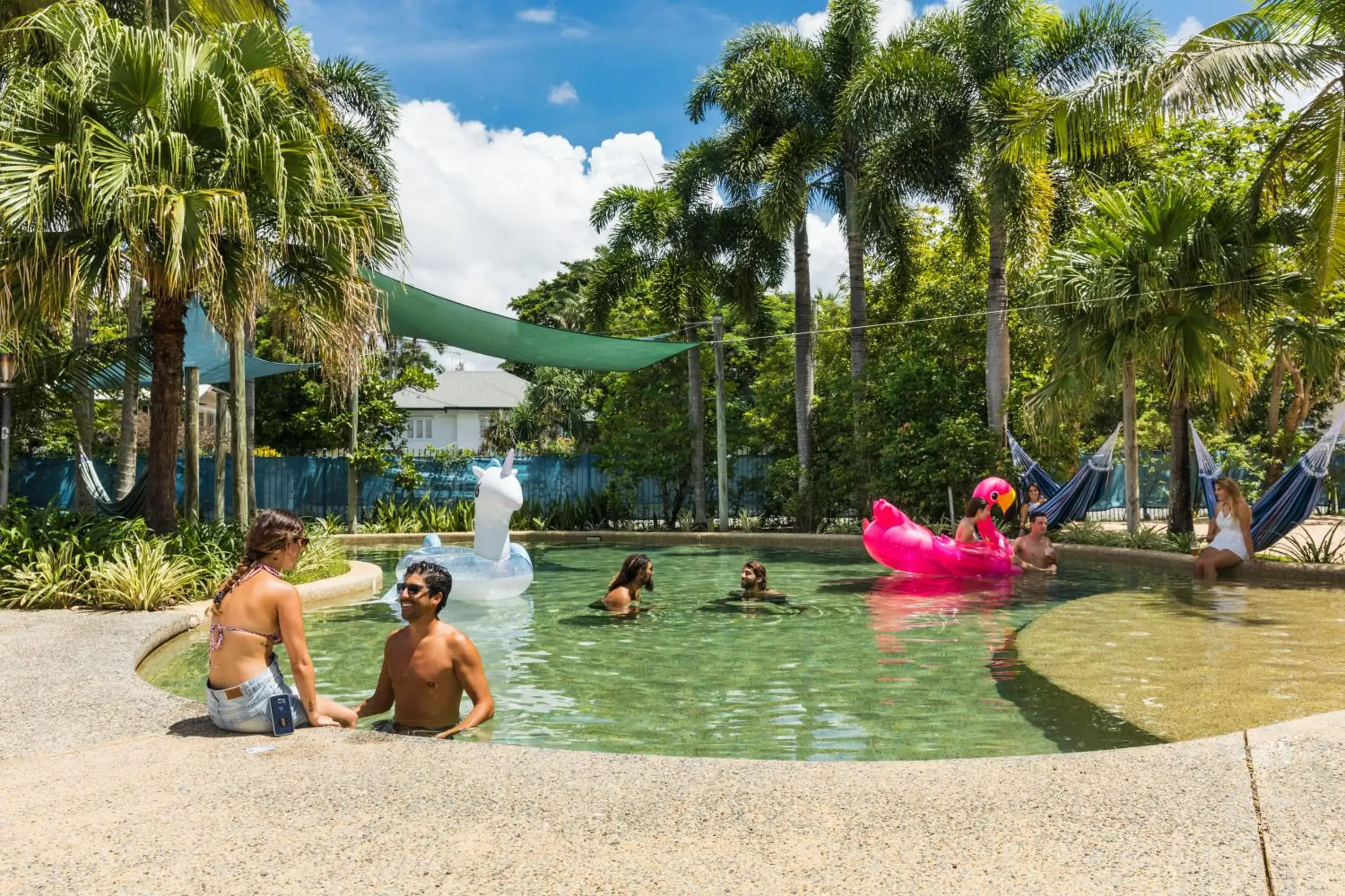 Swimming pool in Summer House Backpackers Cairns