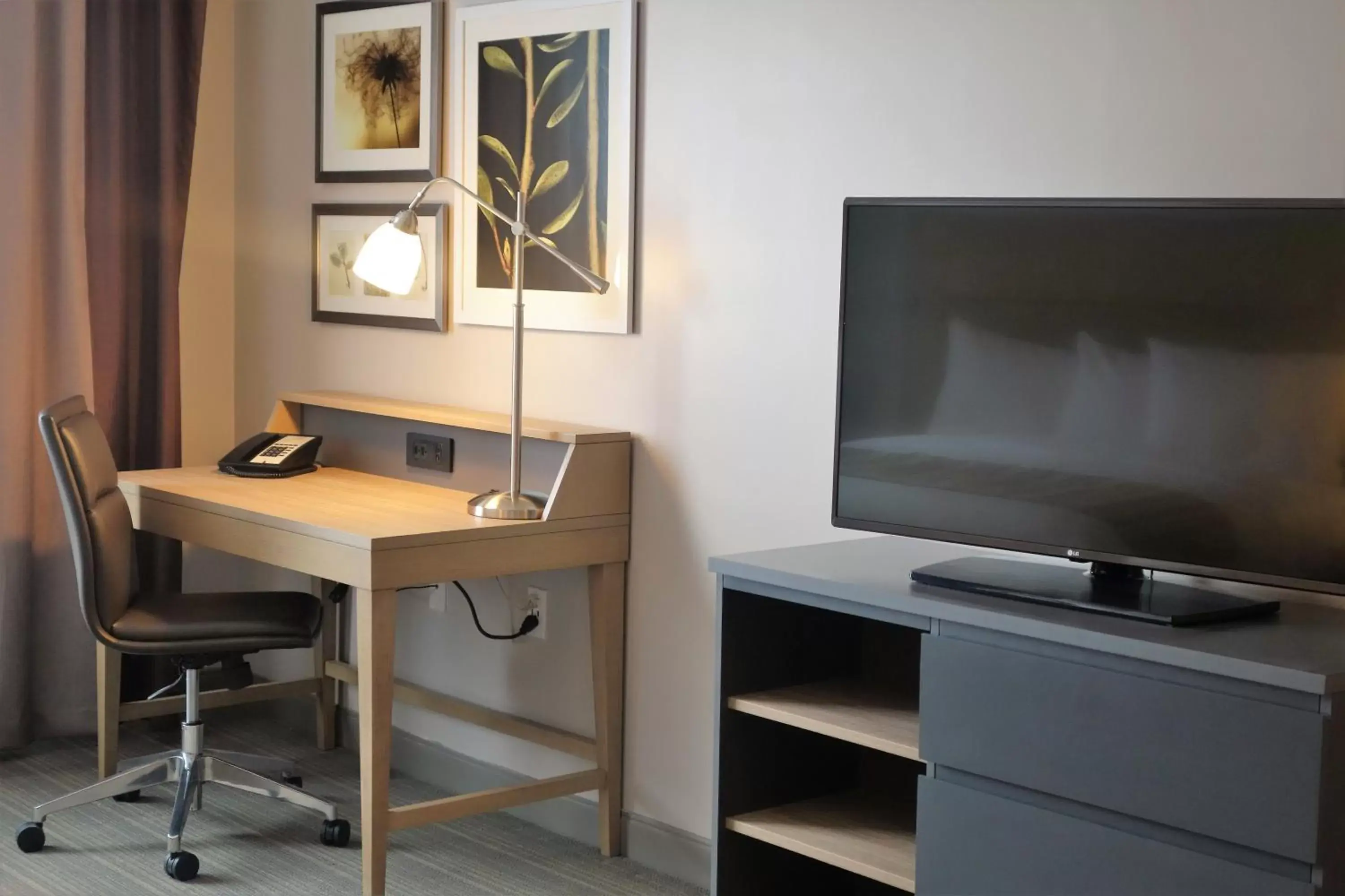 TV and multimedia, TV/Entertainment Center in Country Inn & Suites by Radisson, Belleville, ON