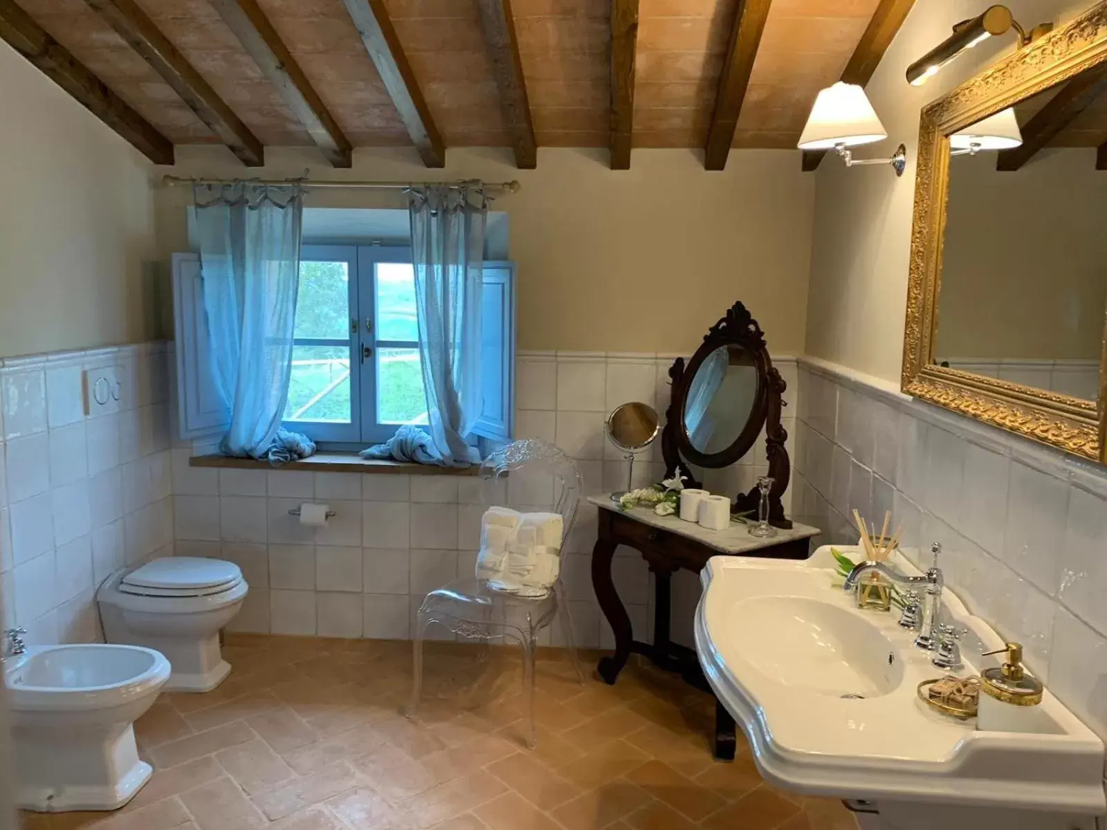 Bathroom in Cordella In Valdorcia Truffle and Olive Oil Resort