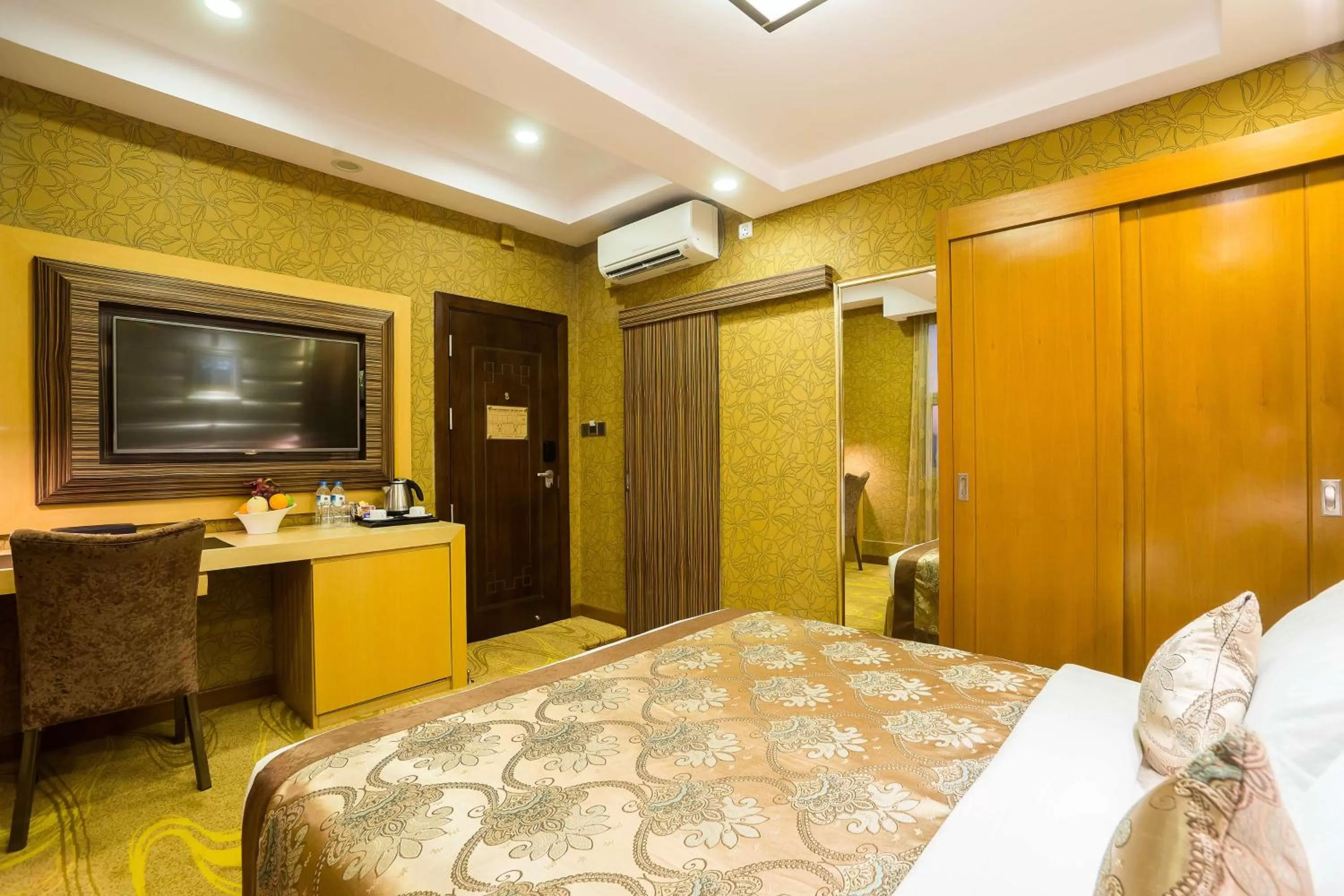 Bedroom in Best Western Chinatown Hotel