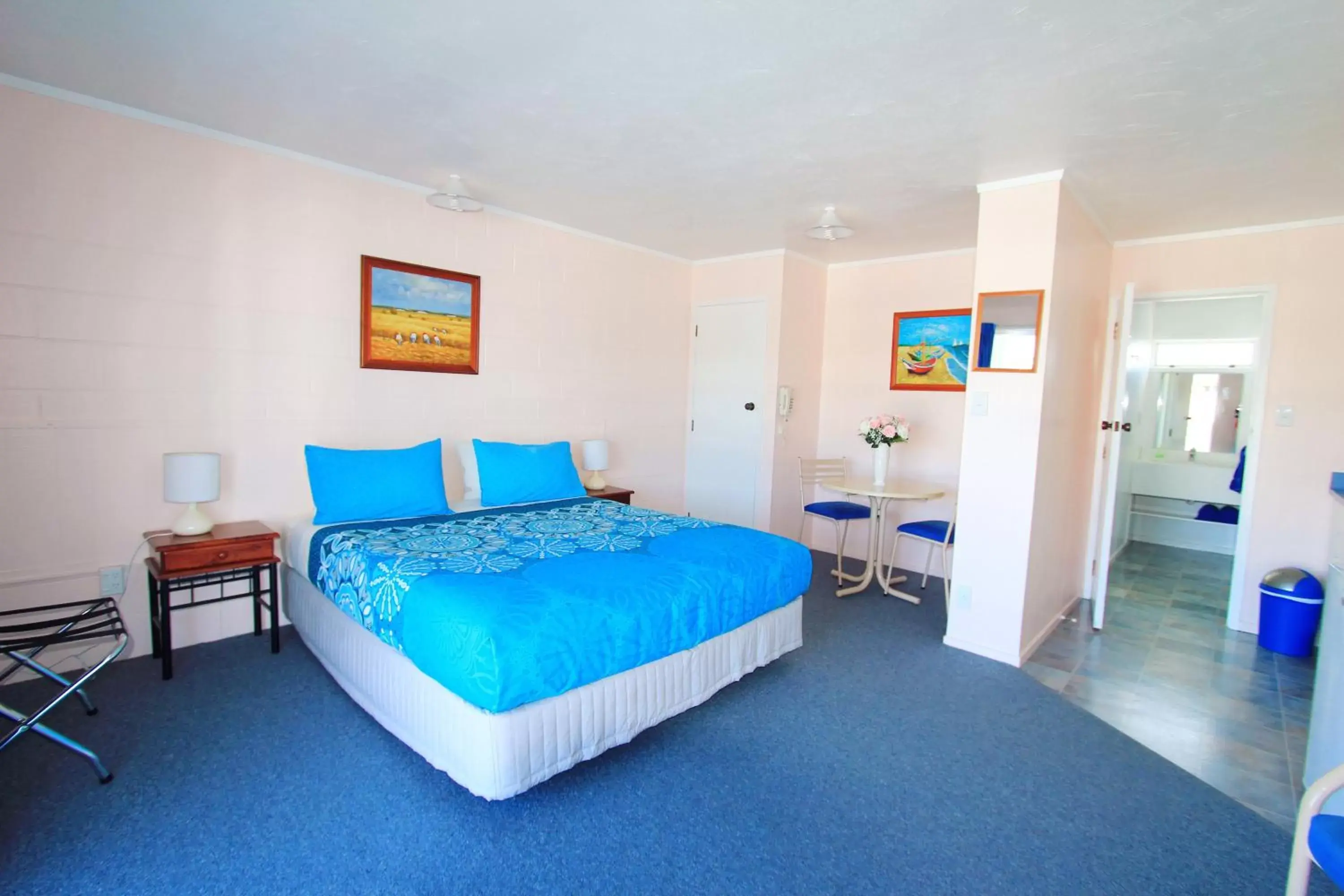 Photo of the whole room, Bed in Golden Glow Motel