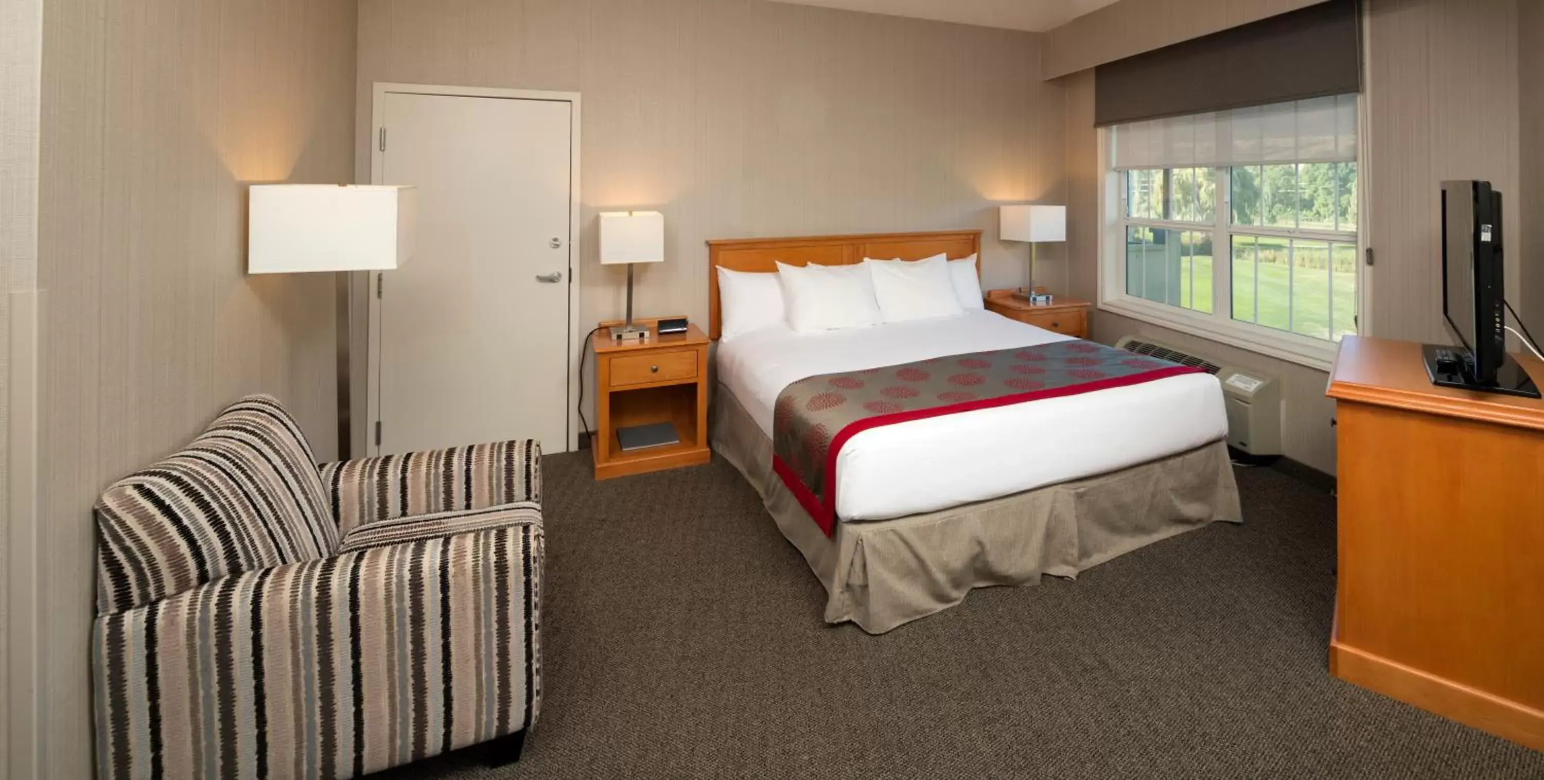 Bedroom, Bed in Ramada by Wyndham Penticton Hotel & Suites