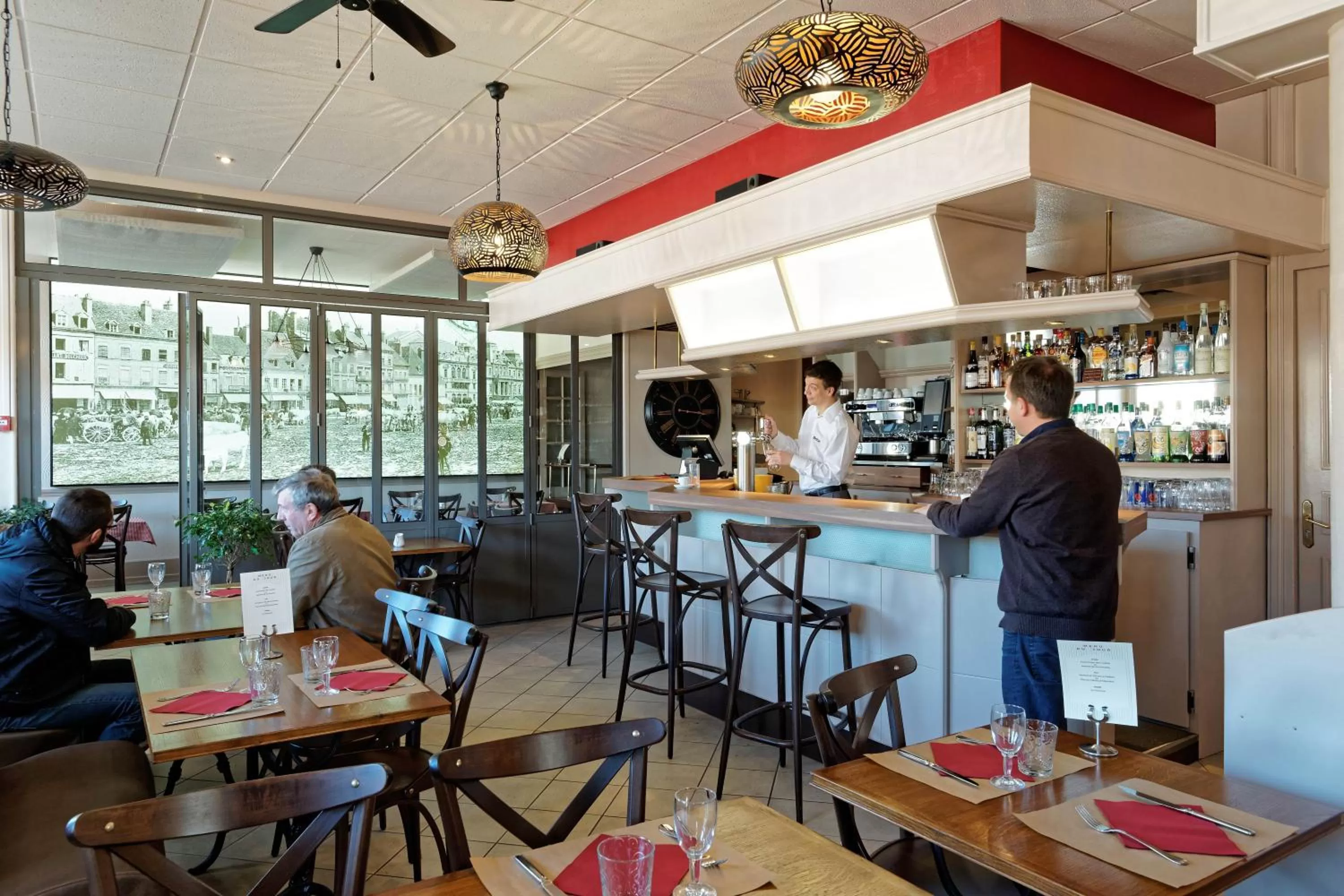 Lounge or bar in Contact Hôtel du Commerce et son restaurant Côte à Côte