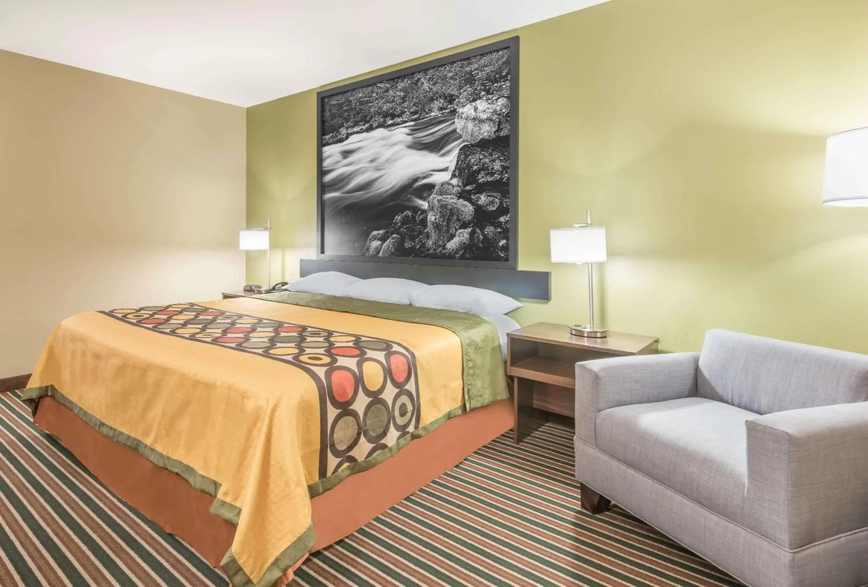 Photo of the whole room, Bed in Super 8 by Wyndham Bryant Little Rock Area