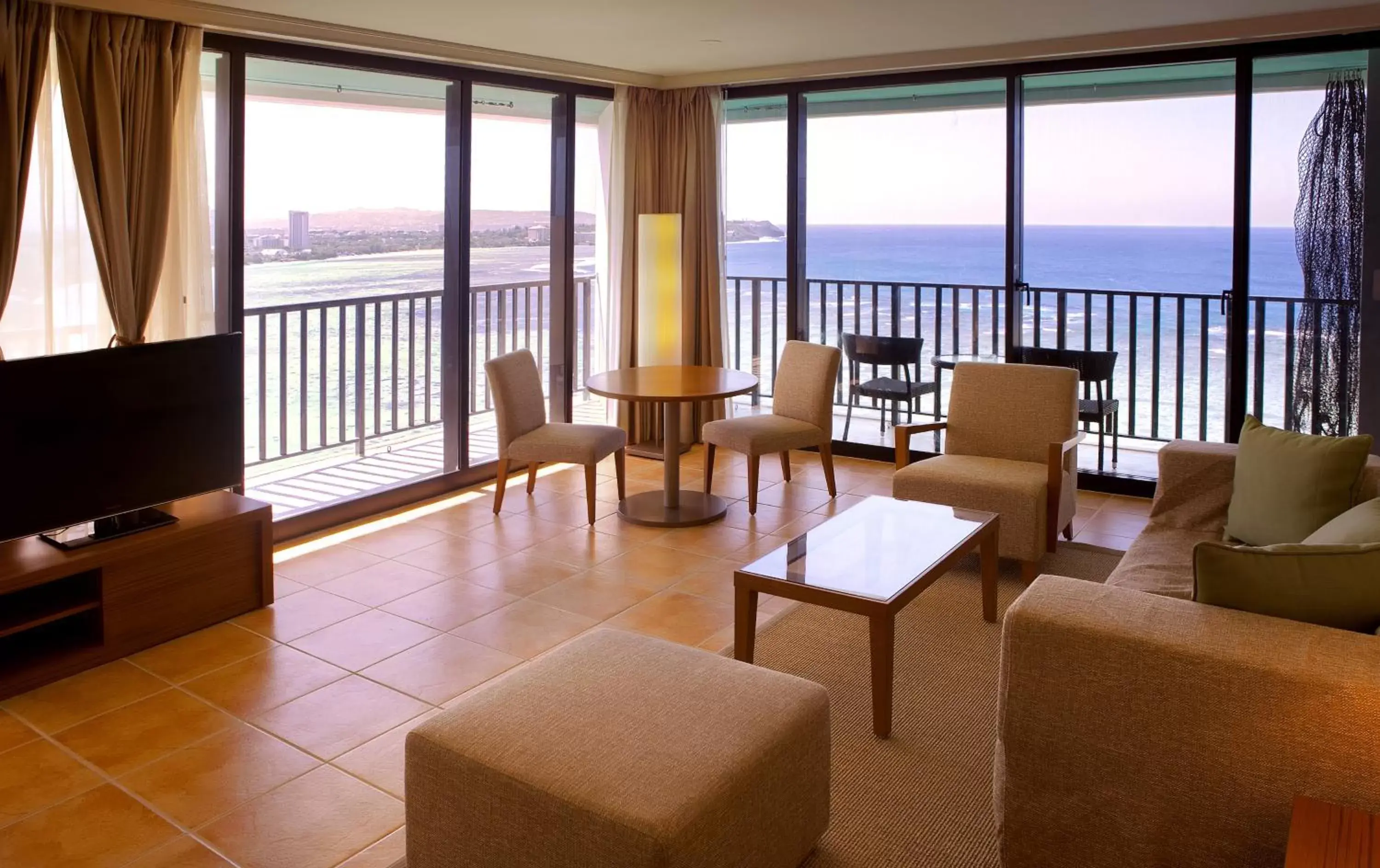 Living room, Lounge/Bar in Guam Reef Hotel