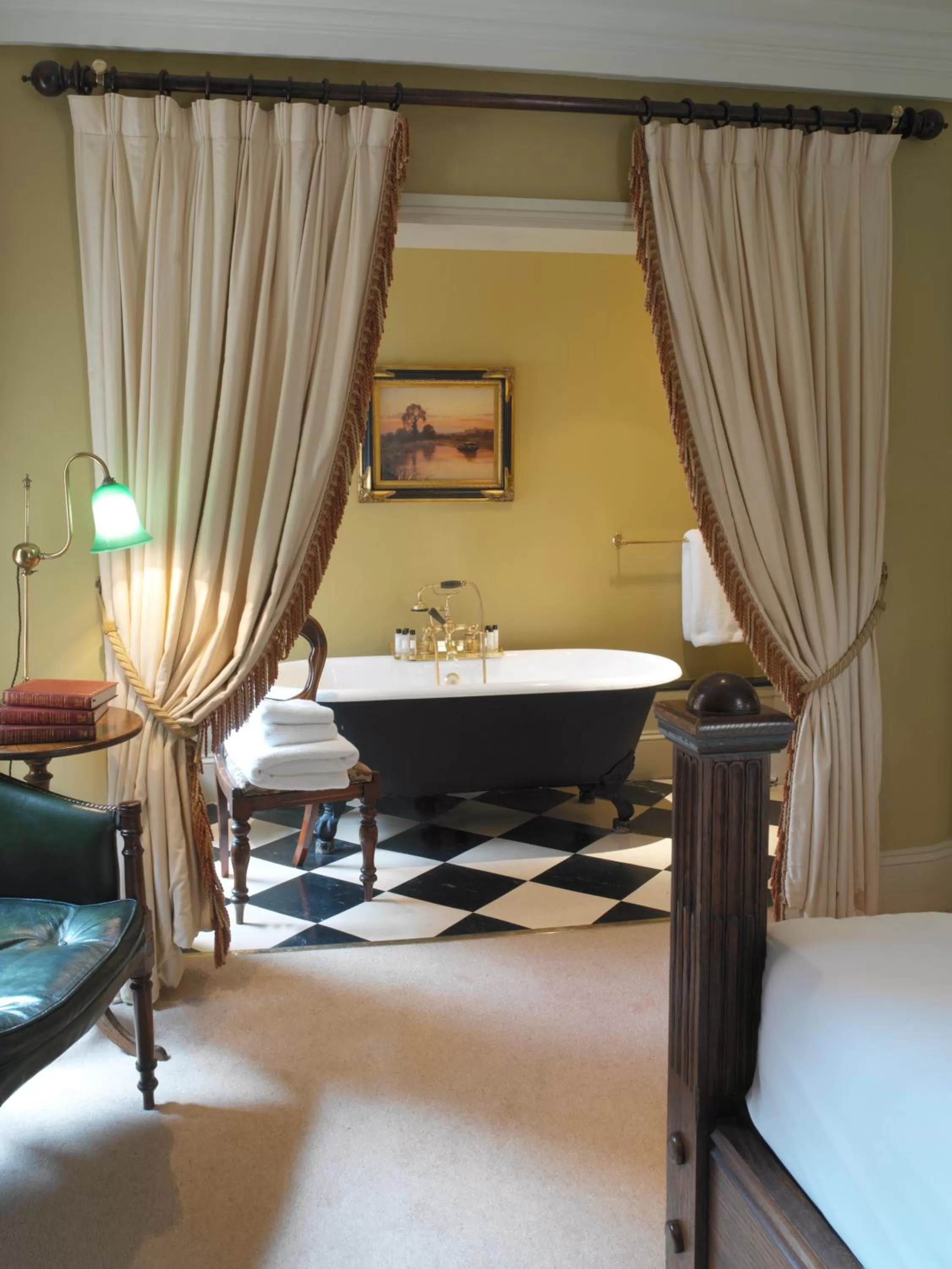 Bathroom, Bed in The Rookery