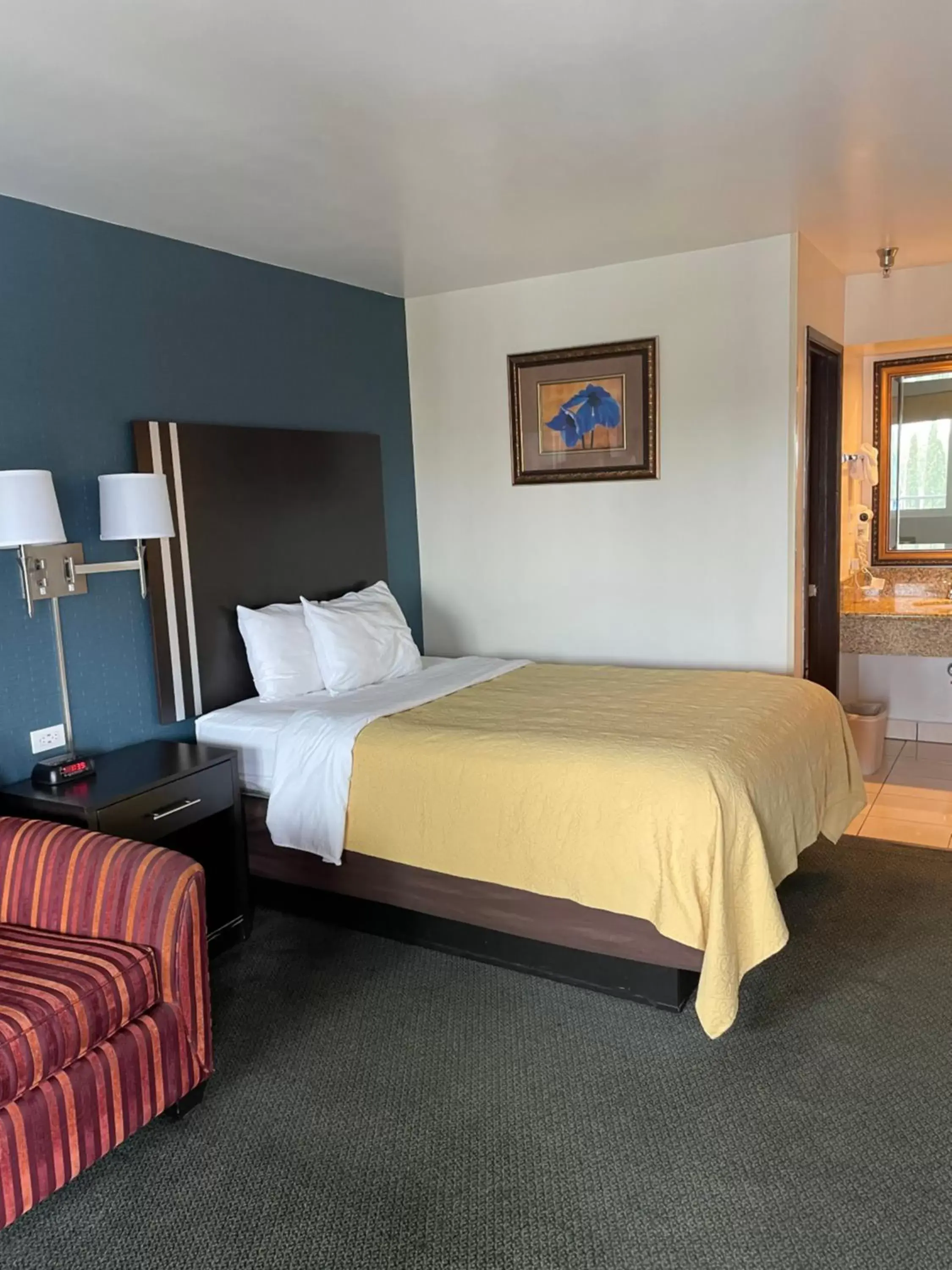 Restaurant/places to eat, Bed in Quality Inn Ontario Airport Convention Center