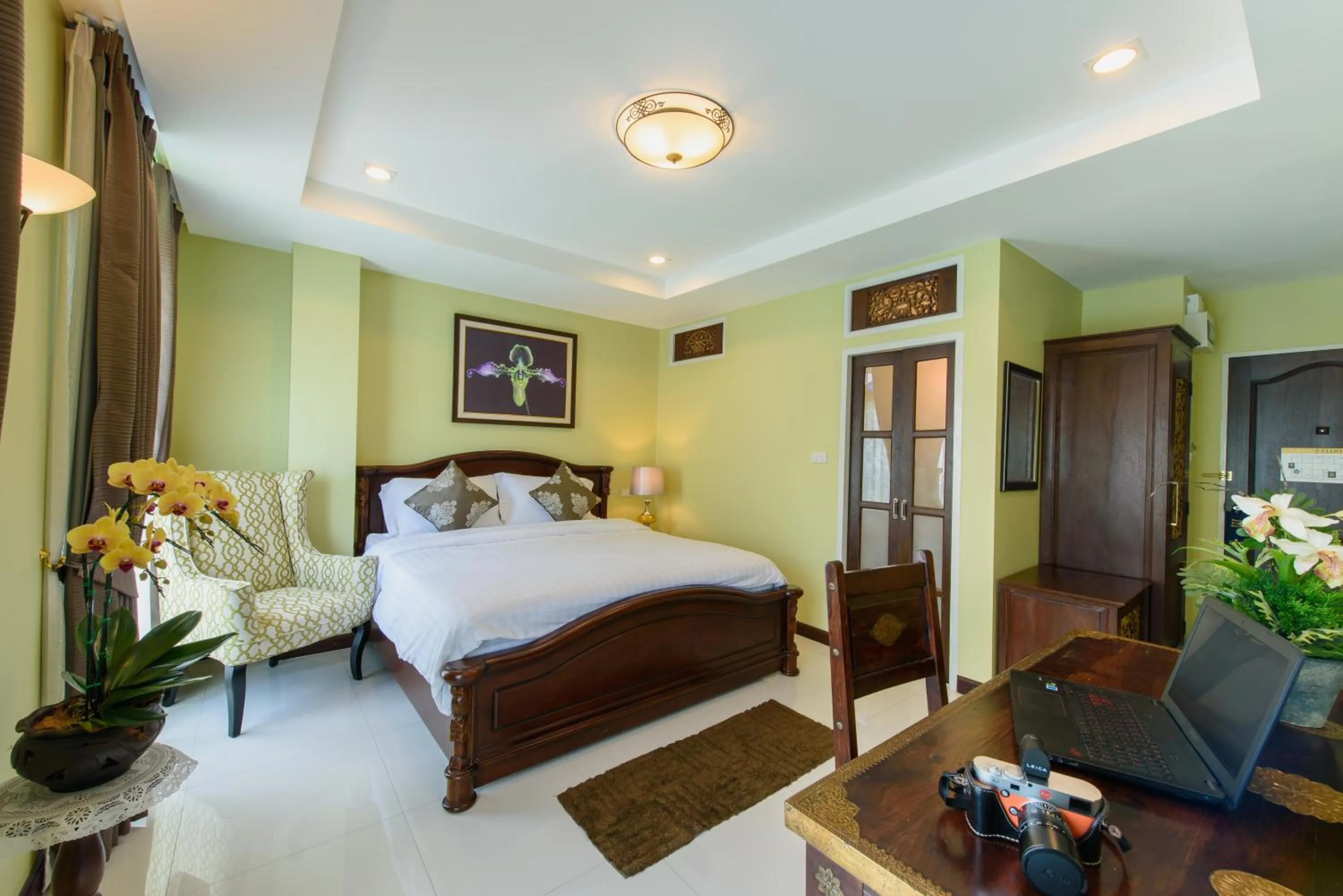 TV and multimedia, Bed in The Velvet Orchid