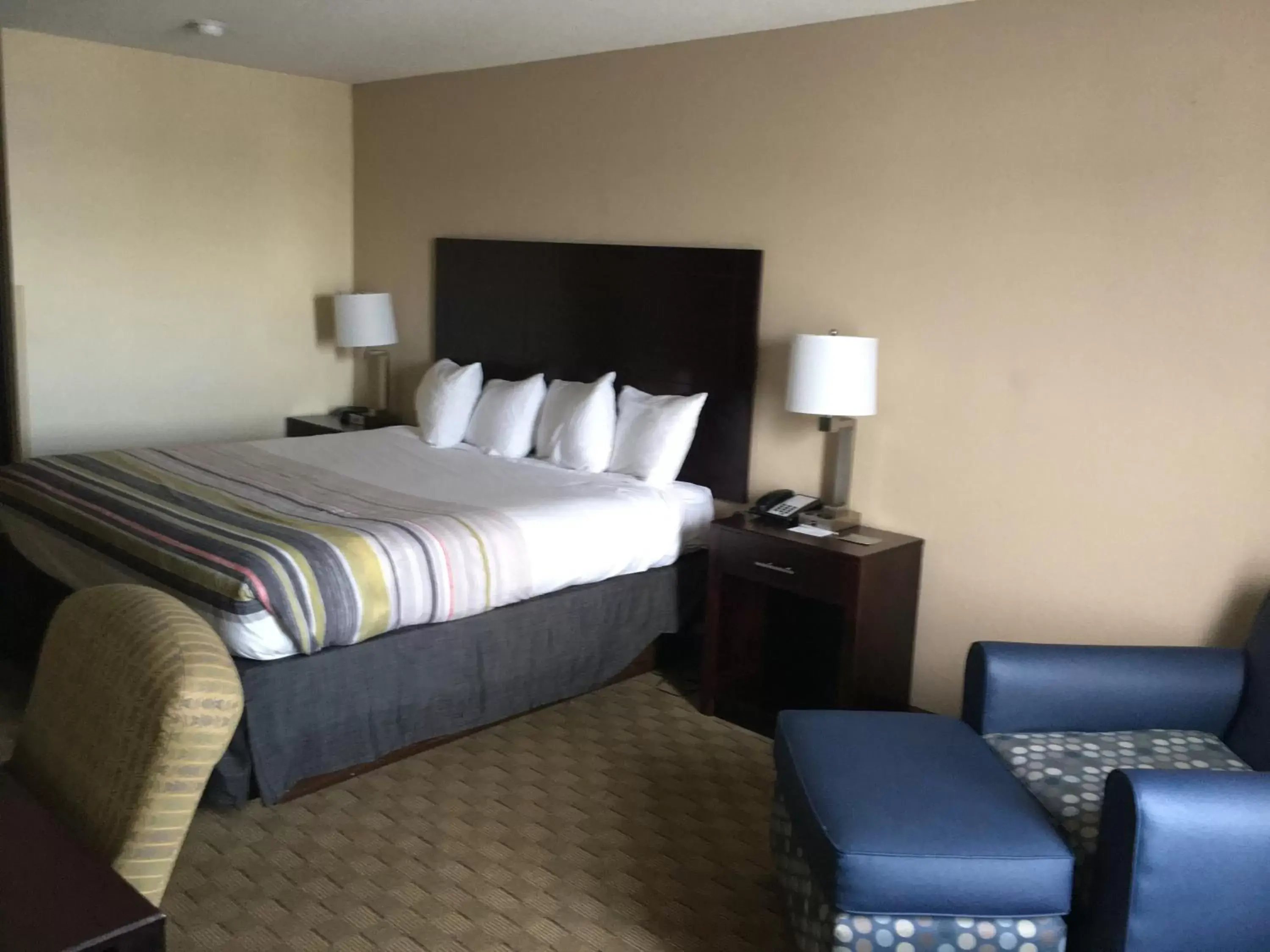 Bed in Spring Lake Inn & Suites - Fayetteville