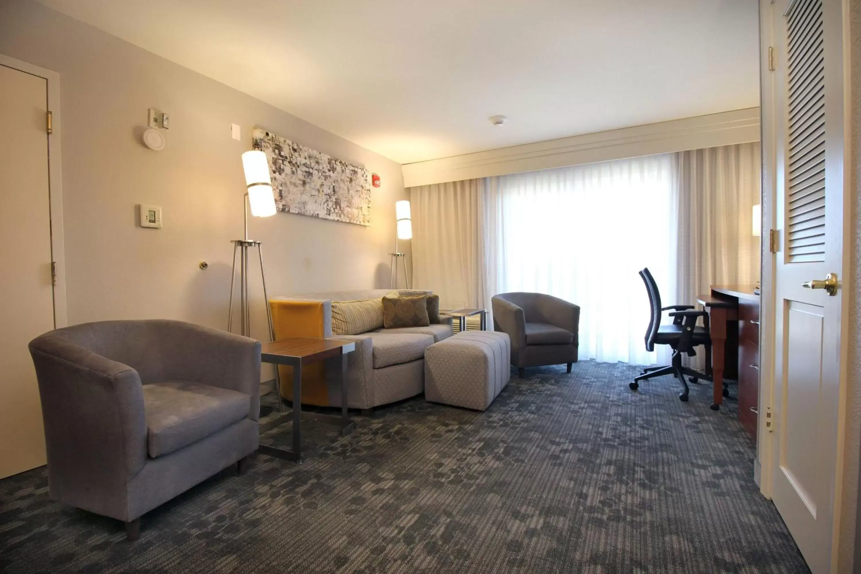Photo of the whole room, Seating Area in Courtyard by Marriott Merced