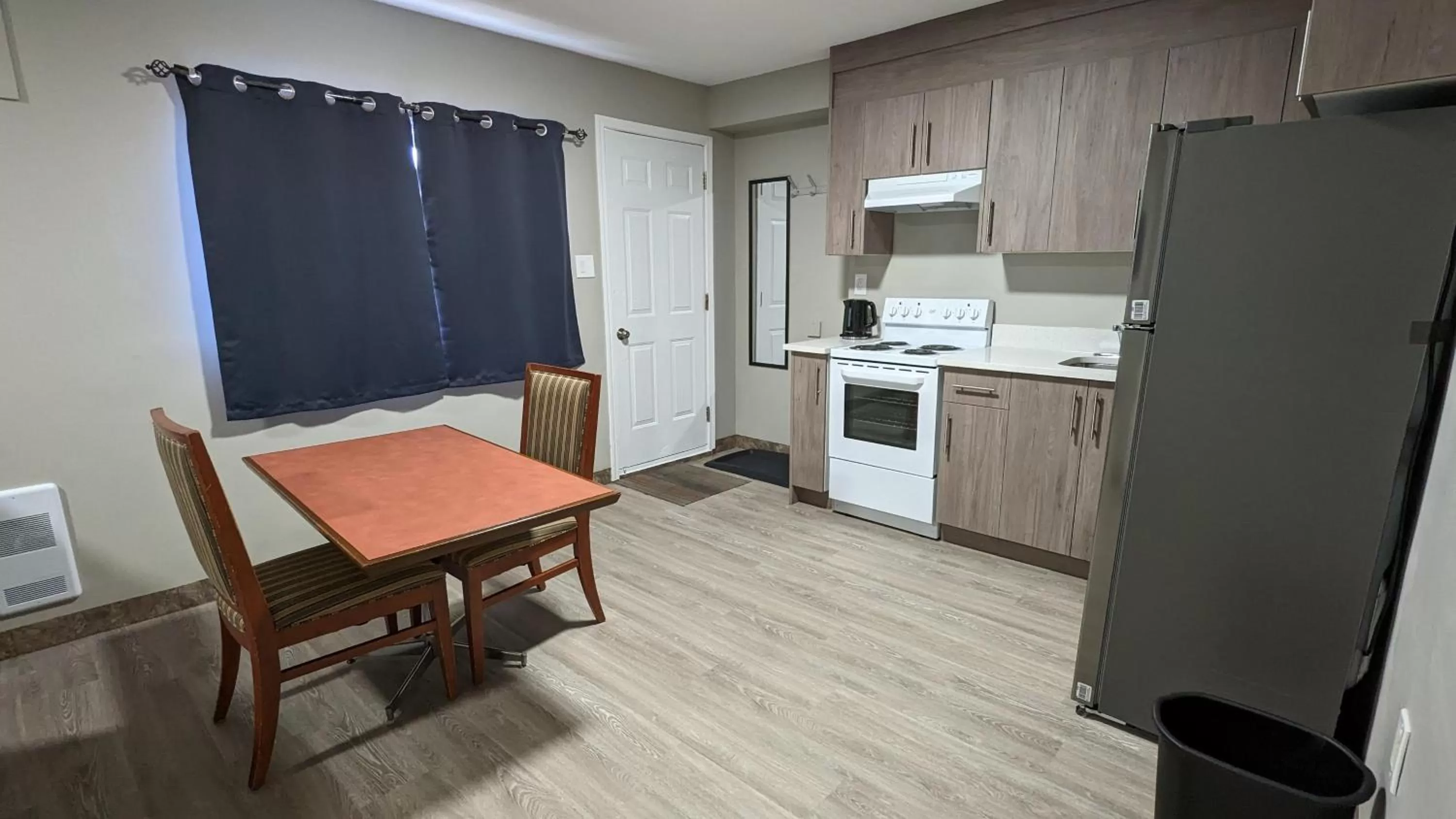 Kitchen or kitchenette in Riverside Motel & Suites