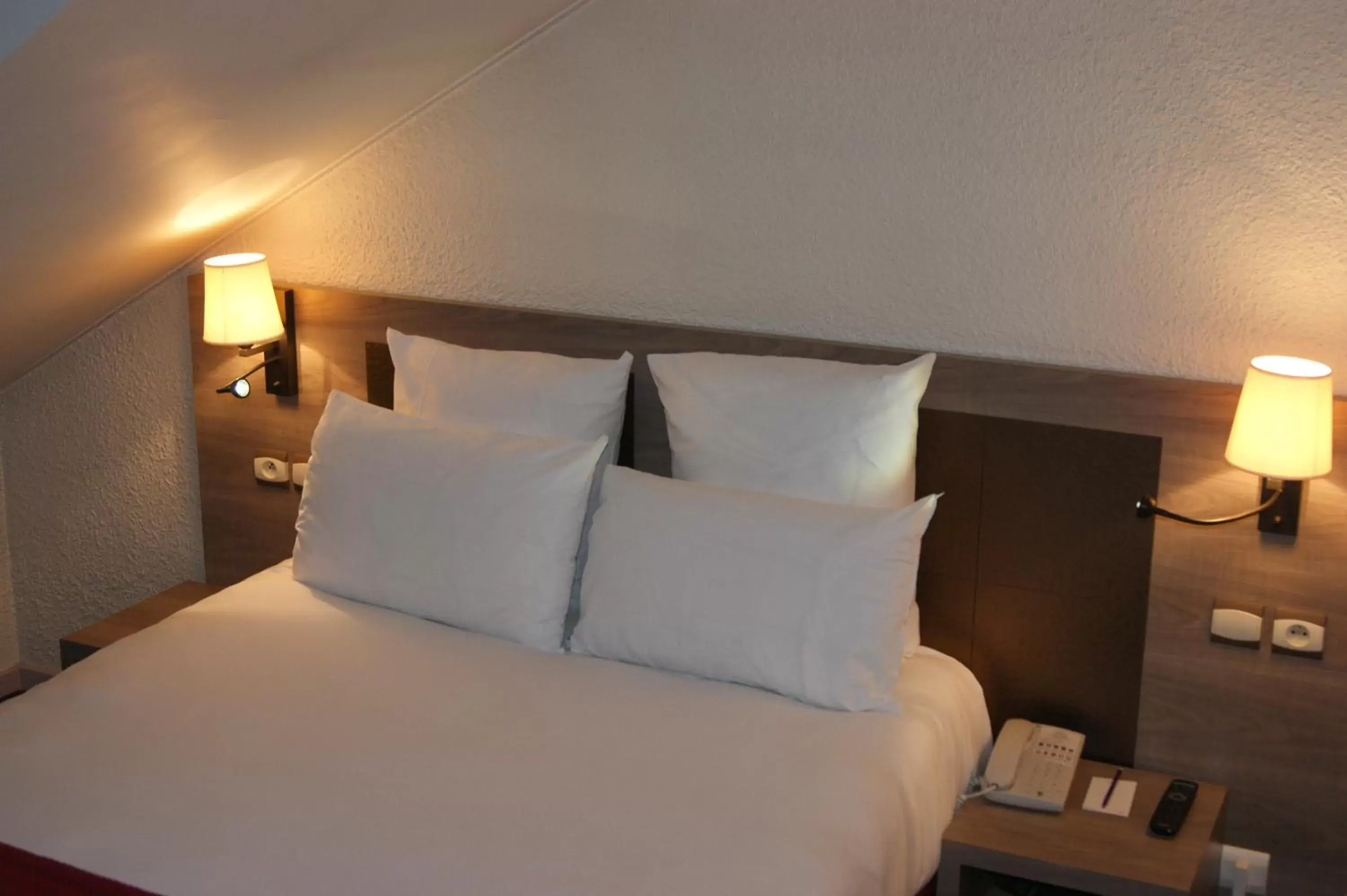 Photo of the whole room, Bed in Mercure Annecy Centre