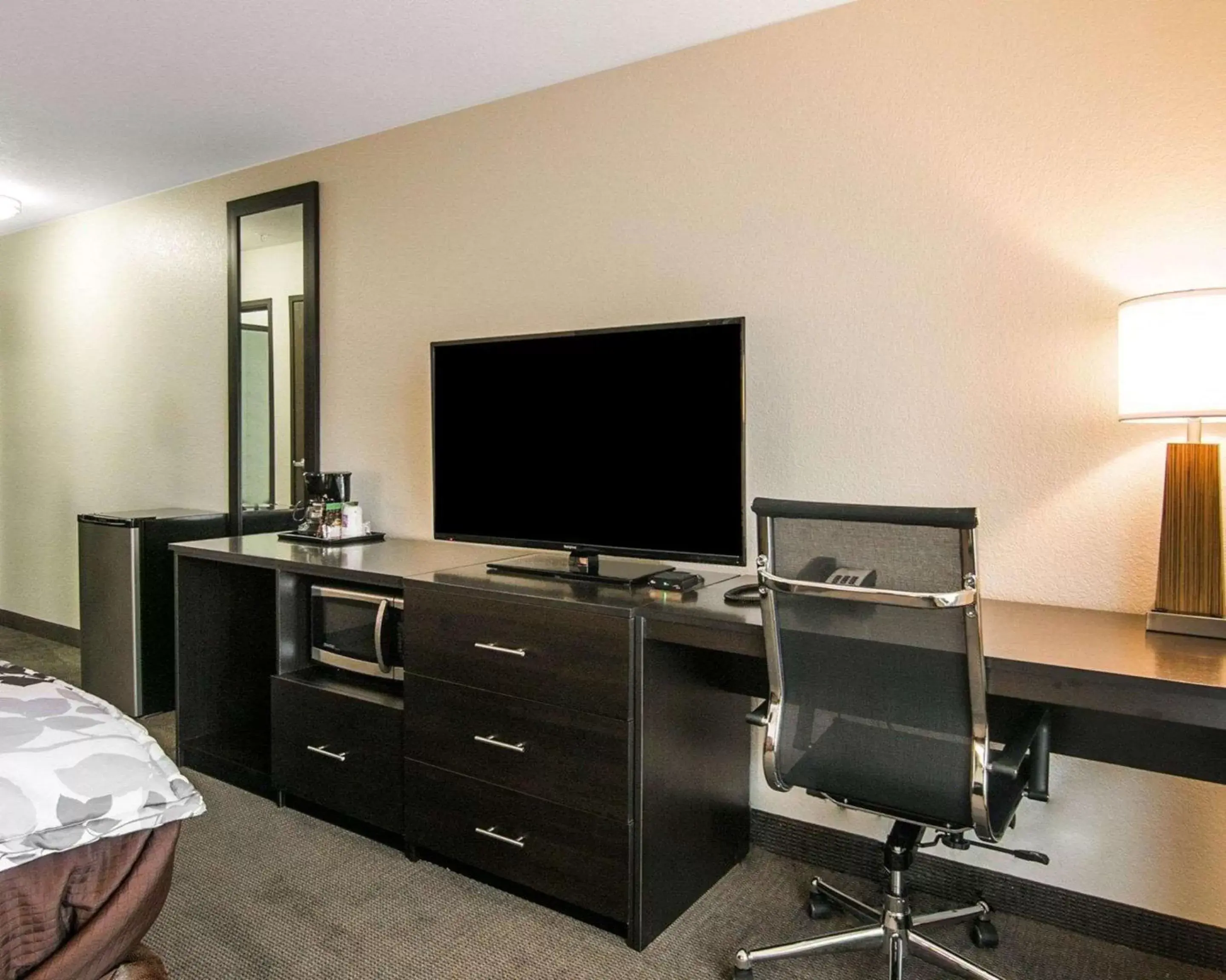Photo of the whole room, TV/Entertainment Center in Sleep Inn & Suites Fort Dodge