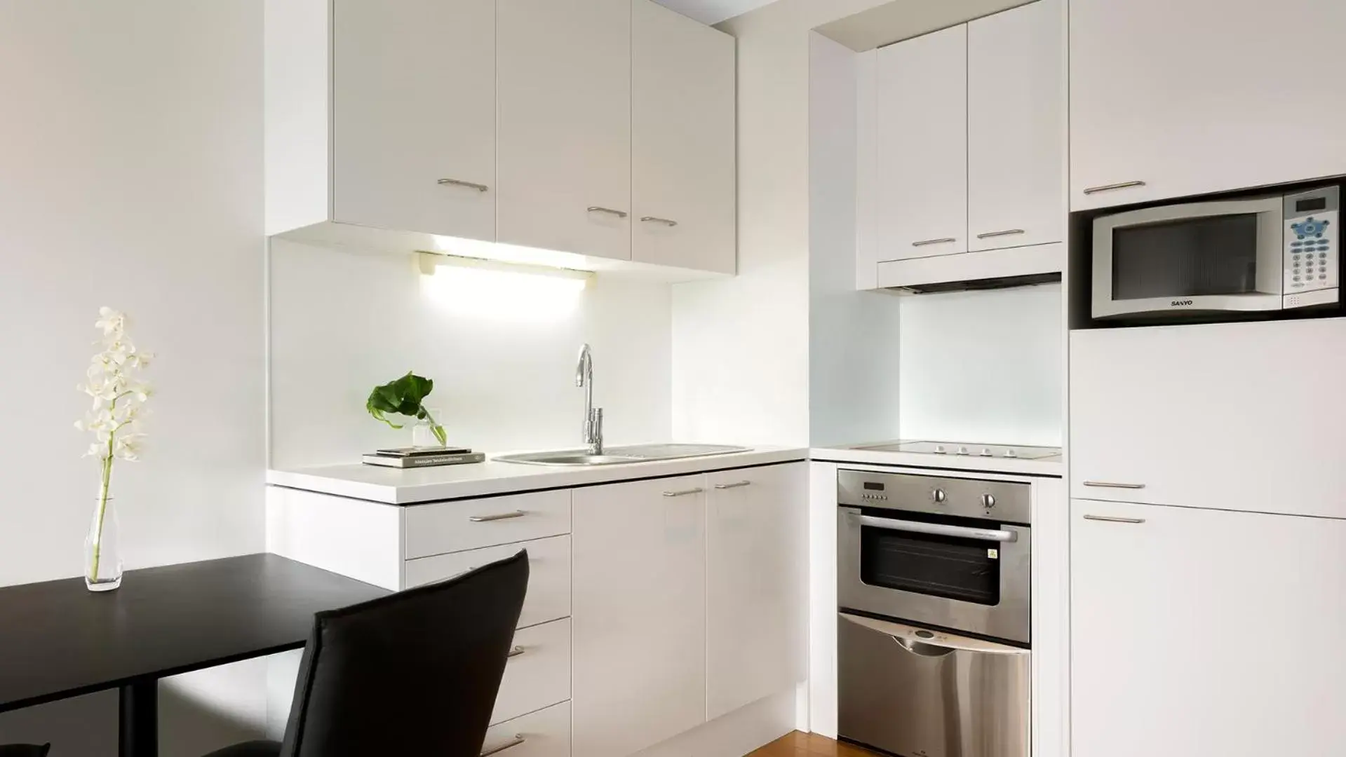 Kitchen or kitchenette, Kitchen/Kitchenette in Auckland Harbour Suites