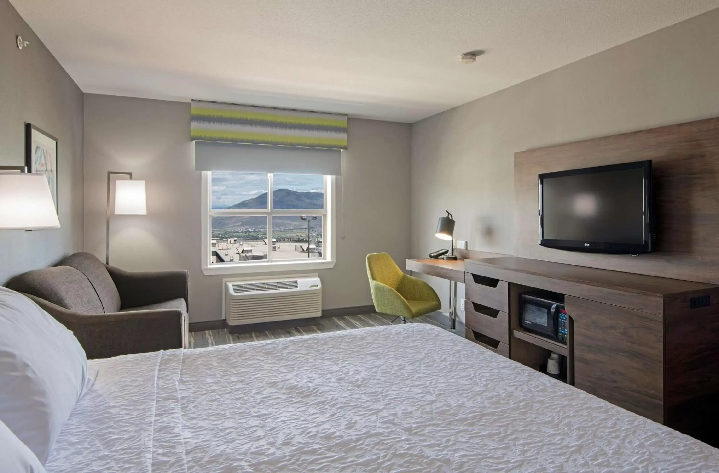 Bedroom, TV/Entertainment Center in Hampton Inn by Hilton Kamloops