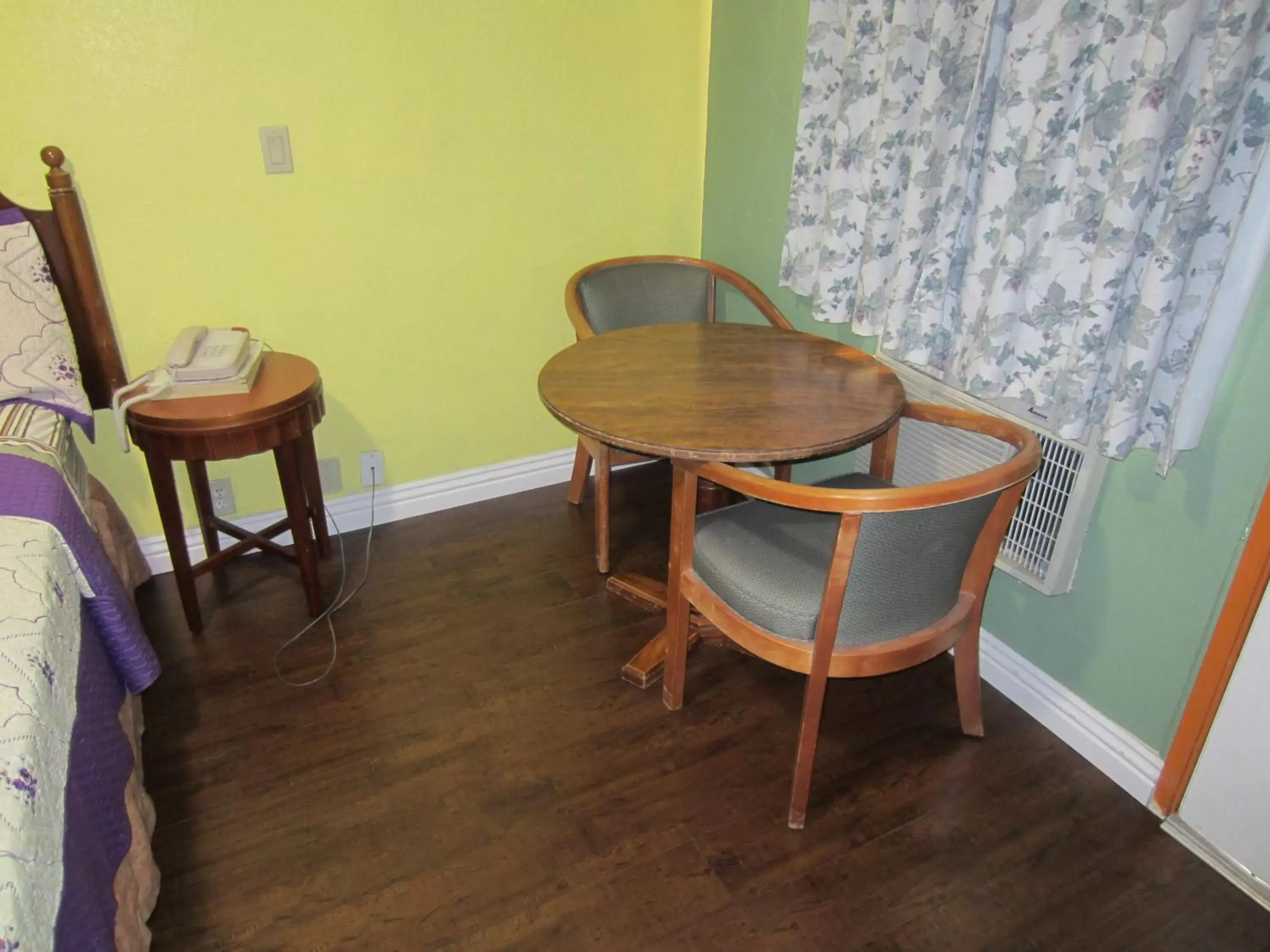 Bedroom, Dining Area in Travel Eagle Inn Motel