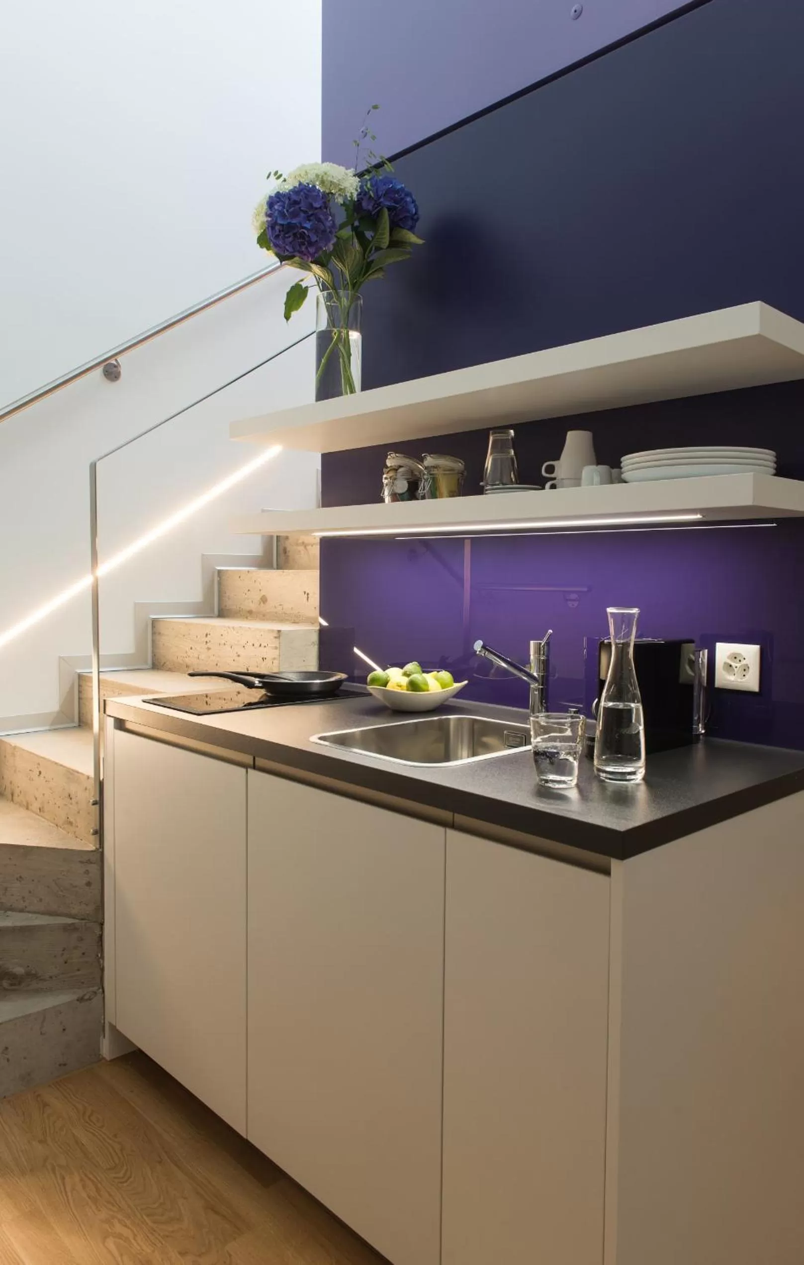 Photo of the whole room in Barracuda