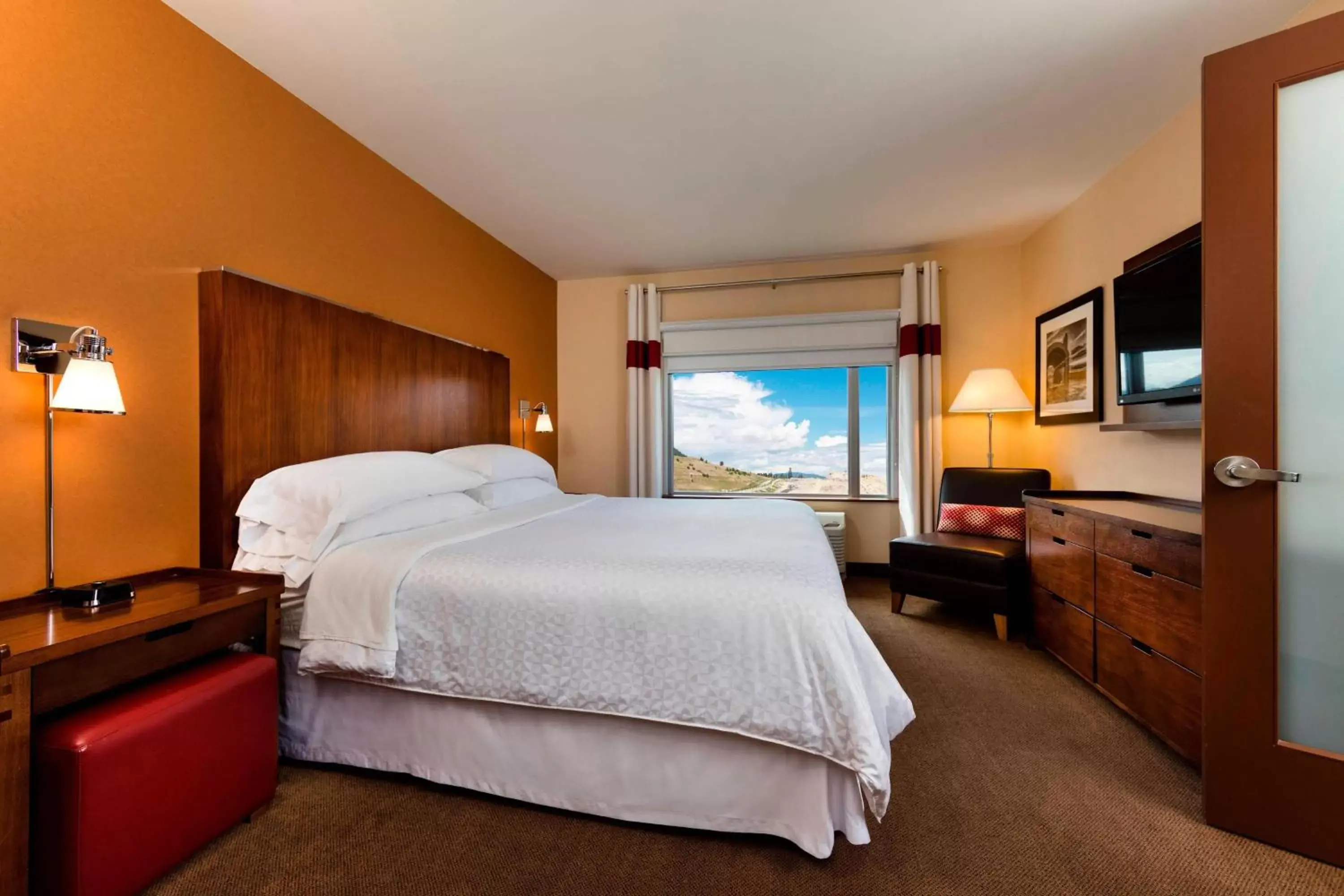 Bedroom in Four Points by Sheraton Kelowna Airport