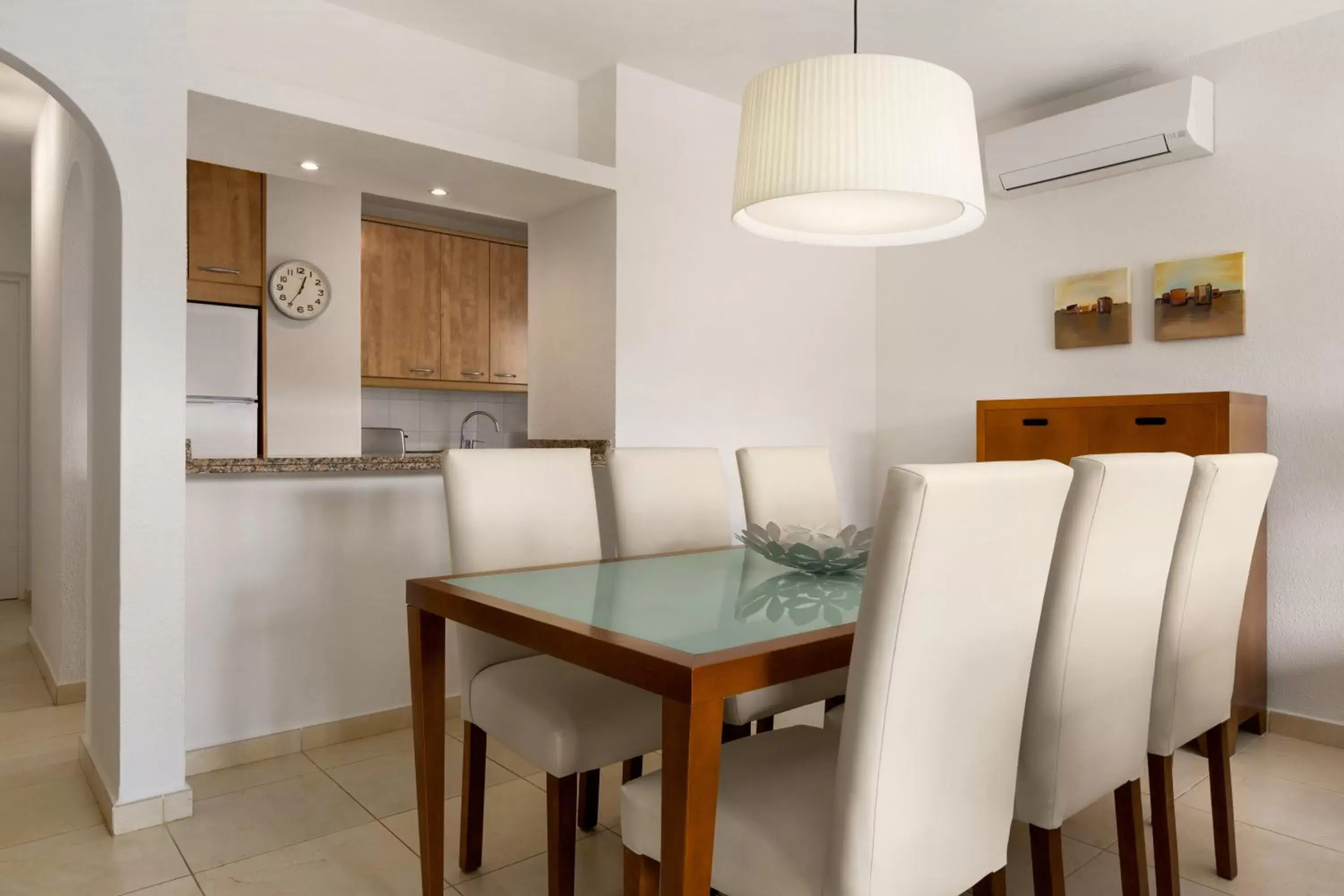 Kitchen or kitchenette, Dining Area in Wyndham Residences Golf del Sur