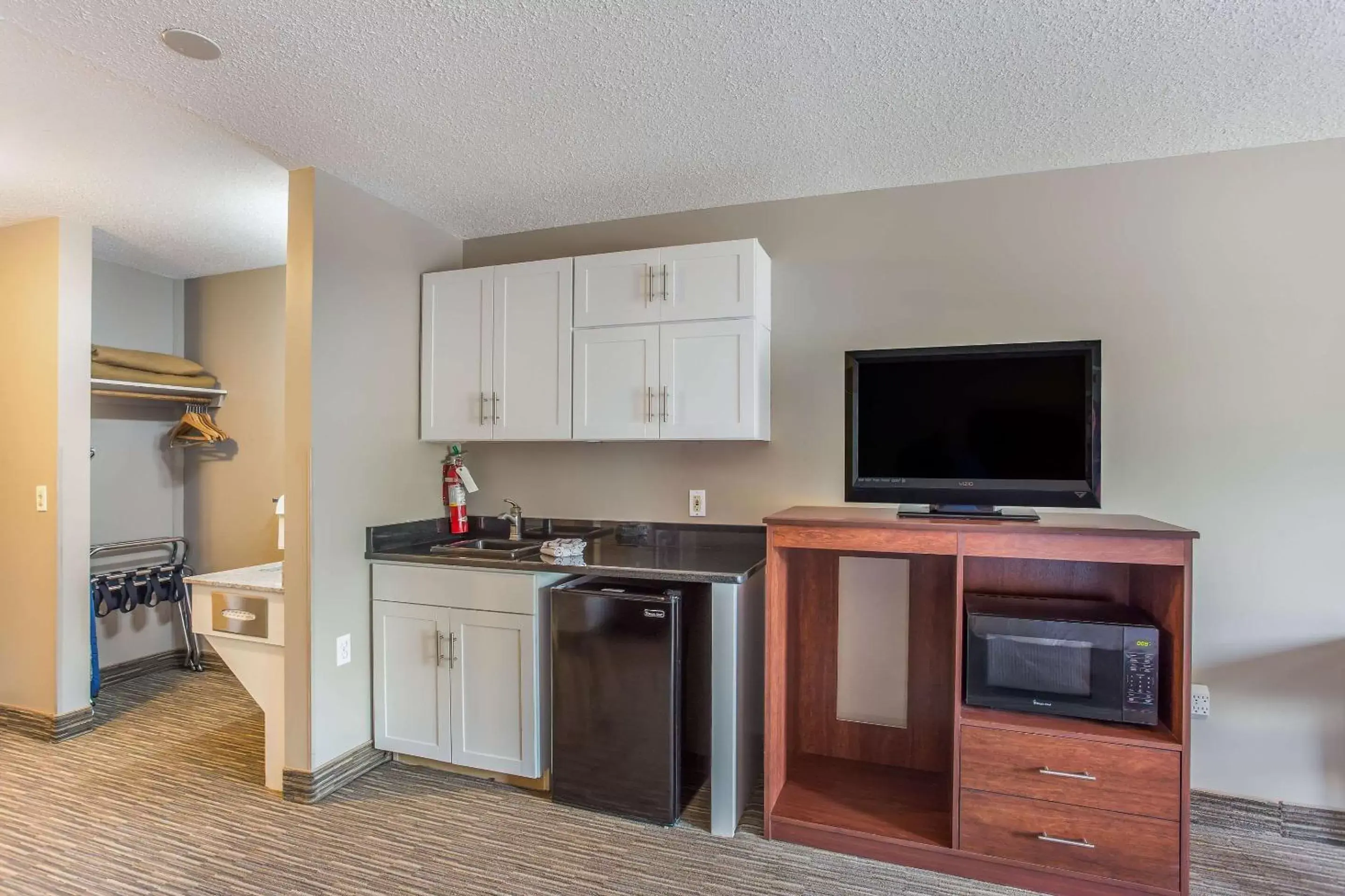 Photo of the whole room, Kitchen/Kitchenette in Quality Inn & Suites