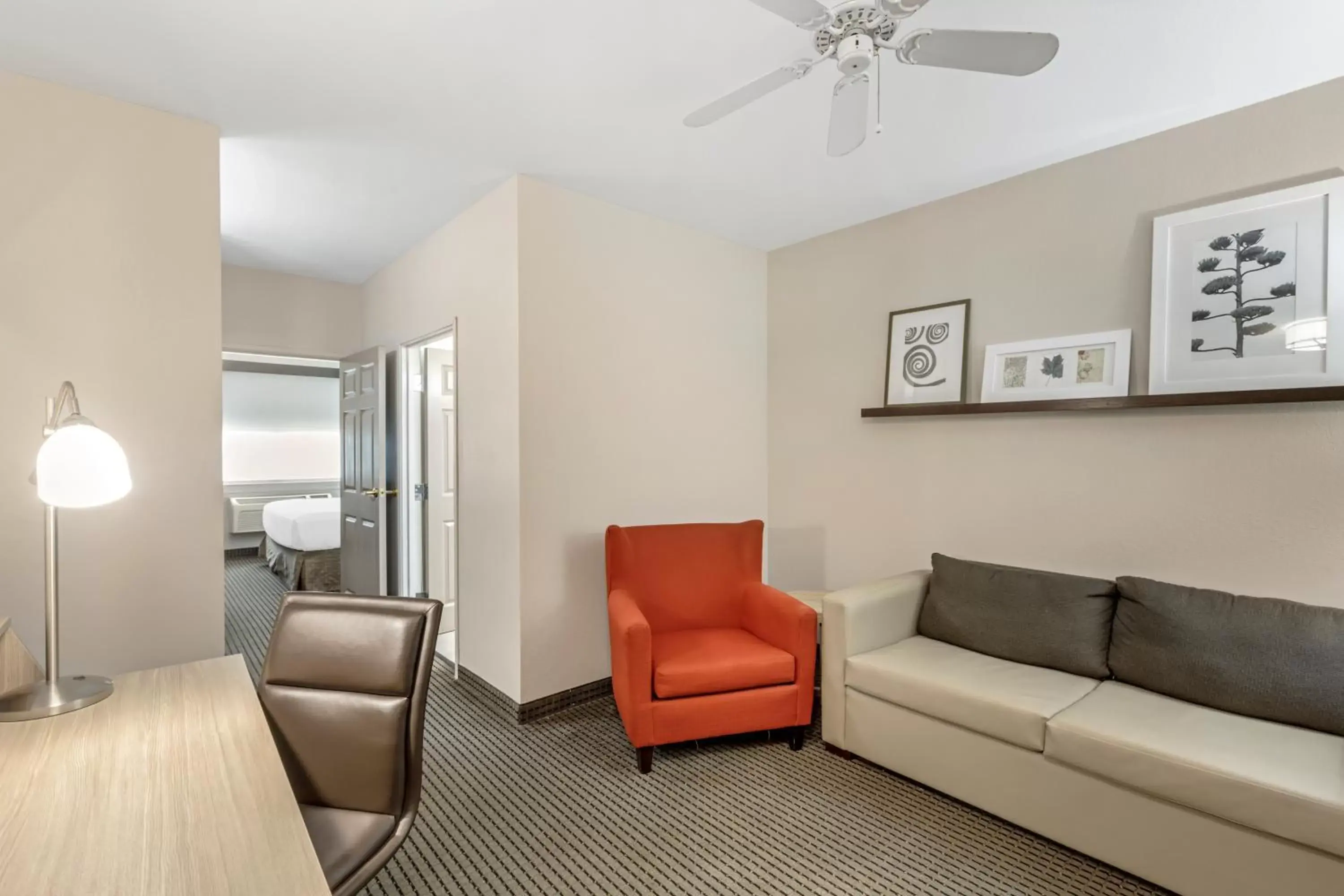 Living room, Seating Area in Country Inn & Suites by Radisson, Elk Grove Village/Itasca