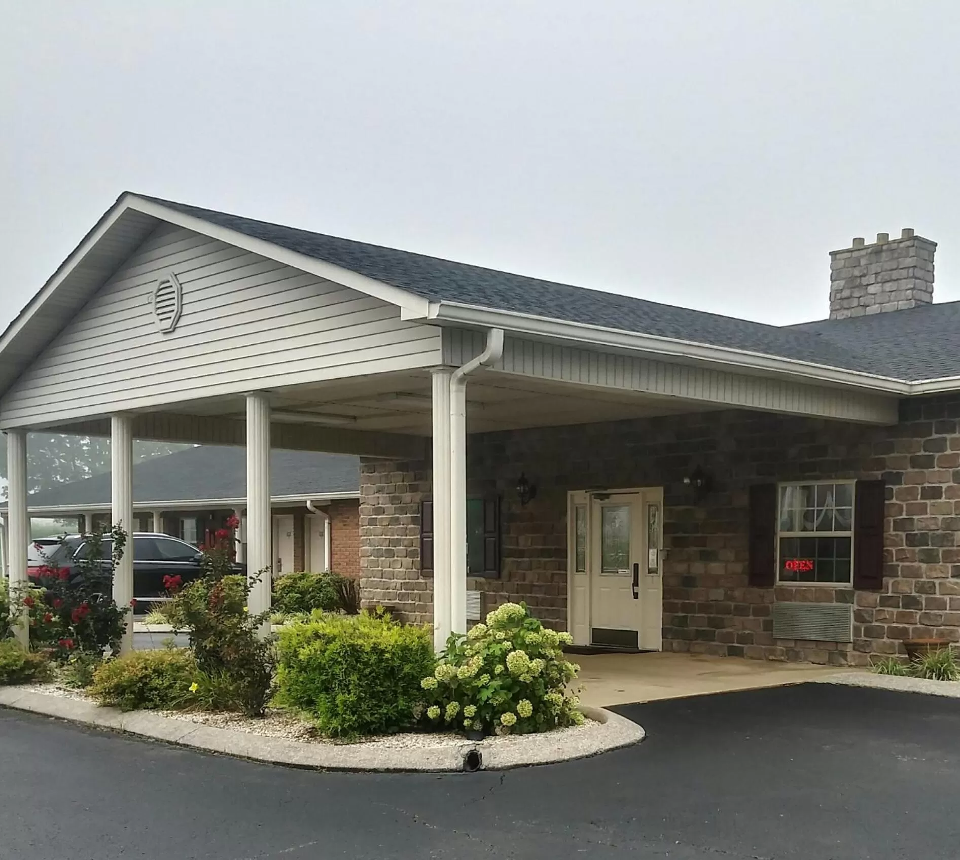 Facade/entrance in Hearthstone Inn