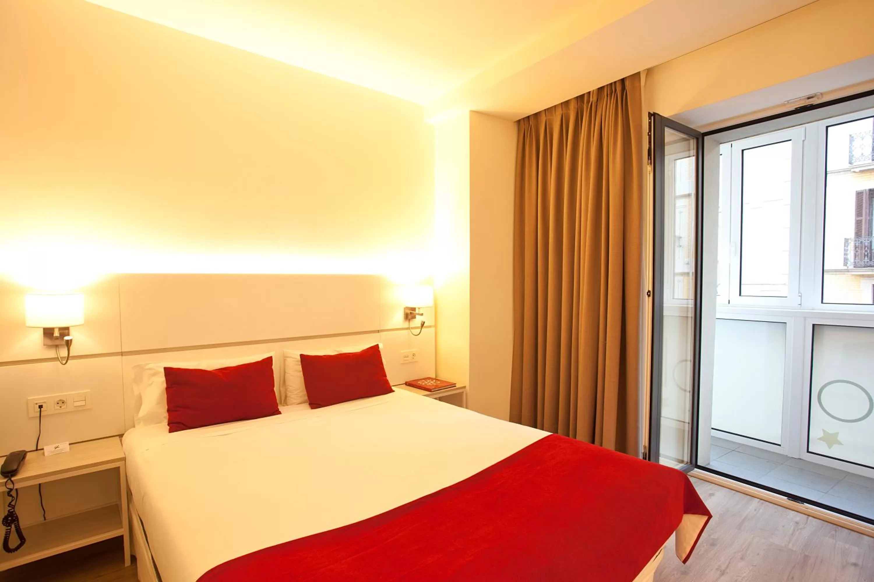 Bed in Hotel Pompaelo Plaza del Ayuntamiento & Spa